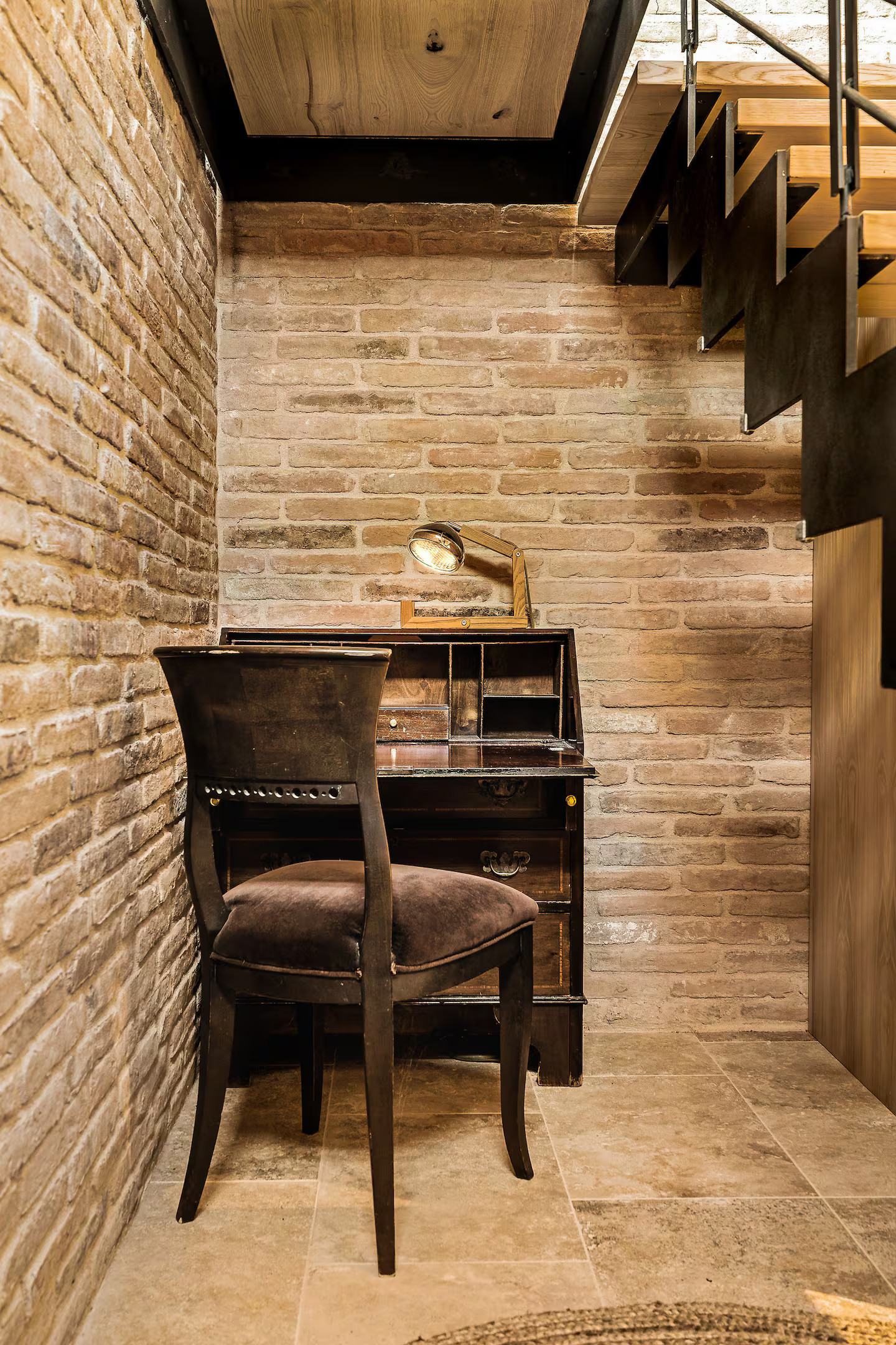 bureau dans entrée avec escalier design en métal noir et bois maison en pierre avec piscine en Italie La Torre Umbria bureau dans entrée avec escalier design en métal noir et bois maison en pierre avec piscine en Italie La Torre Umbria