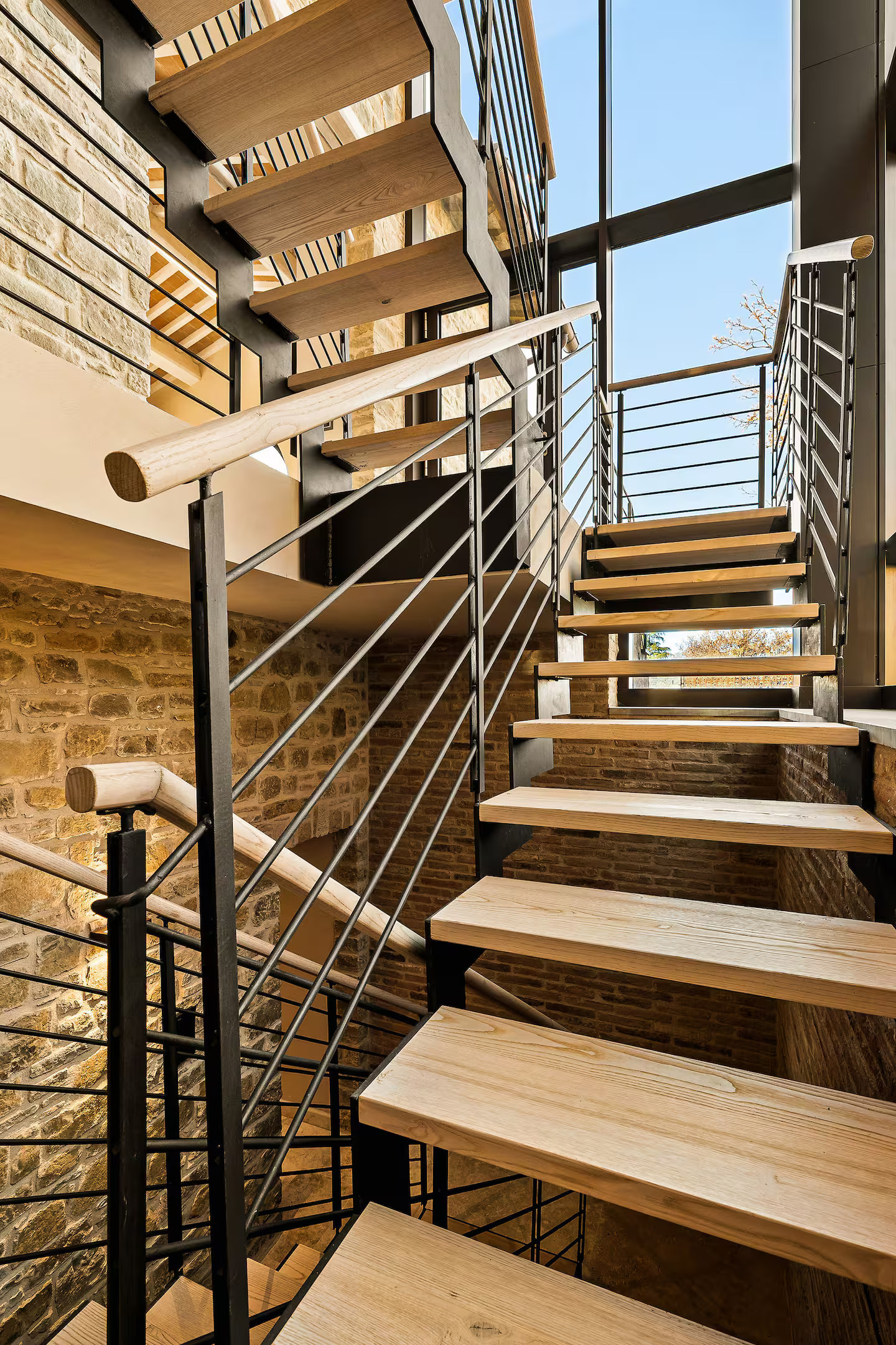 entrée avec escalier design en métal noir et bois maison en pierre avec piscine en Italie La Torre Umbria entrée avec escalier design en métal noir et bois maison en pierre avec piscine en Italie La Torre Umbria