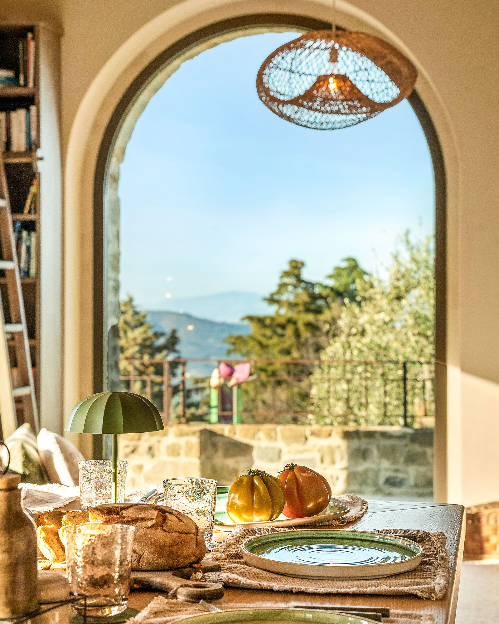 cuisine et salon avec fenêtre cintrée maison en pierre avec piscine en Italie La Torre Umbria cuisine et salon avec fenêtre cintrée maison en pierre avec piscine en Italie La Torre Umbria