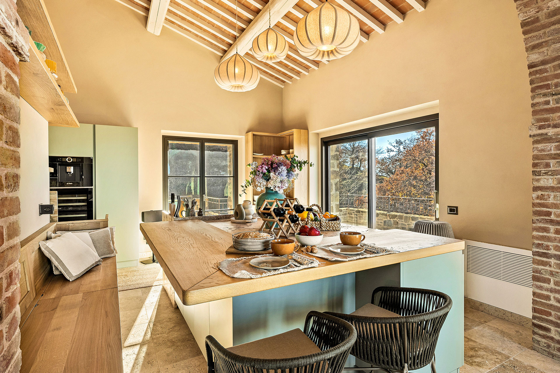 cuisine verte avec poutres maison en pierre avec piscine en Italie La Torre Umbria cuisine verte avec poutres maison en pierre avec piscine en Italie La Torre Umbria