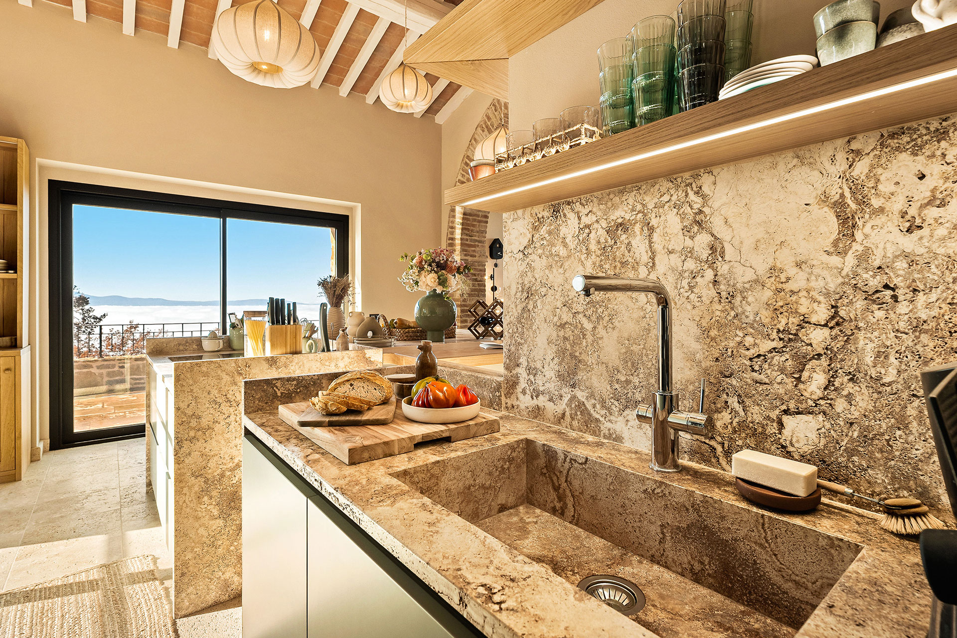 cuisine design plan de travail et crédence marbre beige maison en pierre avec piscine en Italie La Torre Umbria cuisine design plan de travail et crédence marbre beige maison en pierre avec piscine en Italie La Torre Umbria