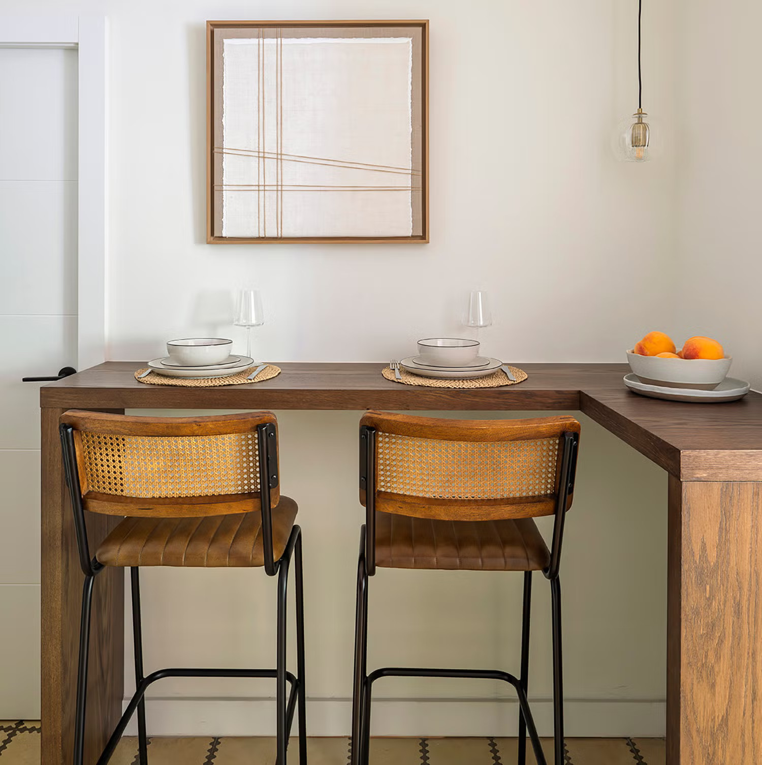 espace repas dans cuisine décoration contemporaine appartement ancien sans rénovation lourde modernisé à Barcelone
