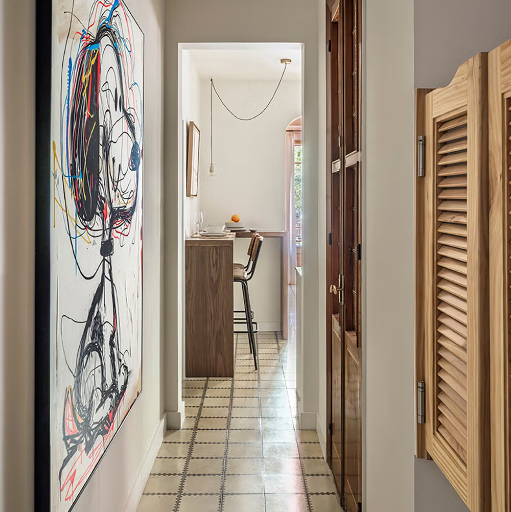 cuisine et couloir décoration contemporaine appartement ancien sans rénovation lourde modernisé à Barcelone