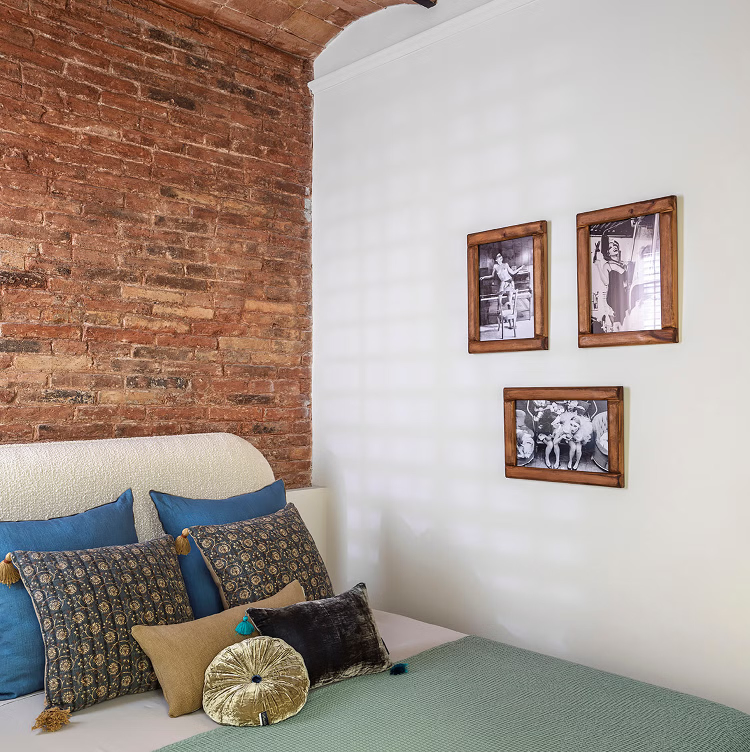 chambre mur en briques décoration contemporaine appartement ancien sans rénovation lourde modernisé à Barcelone