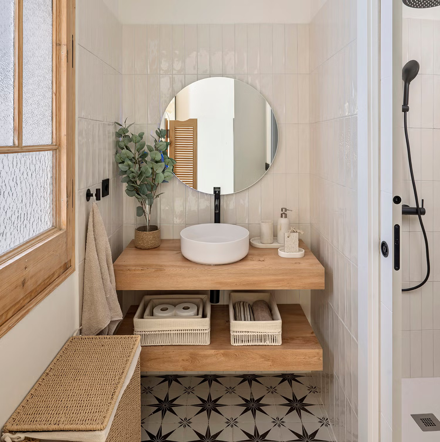 salle de bain moderne avec sol en carreaux de ciment anciens