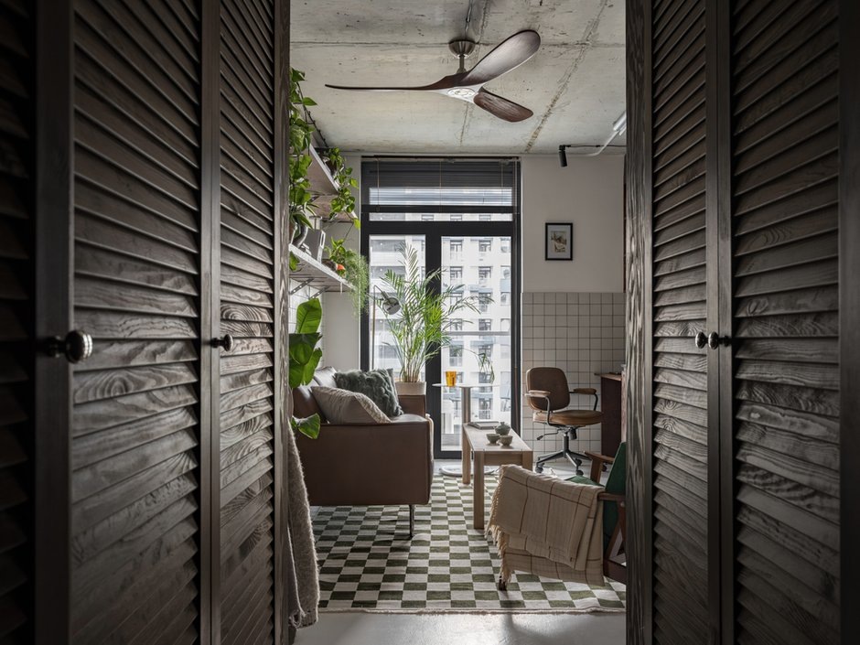 entrée avec placards et salon décoration contemporaine tons neutres studio 22m2