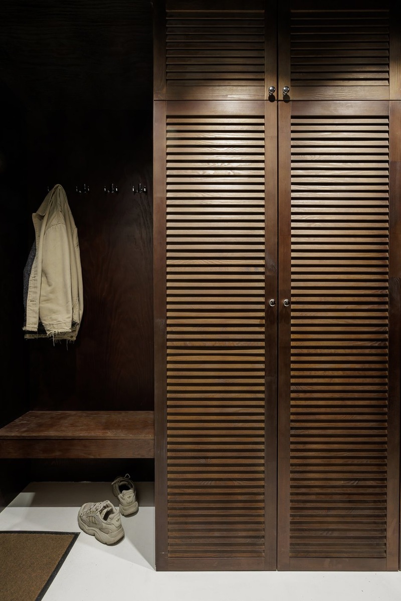 entrée avec placard noyer à persiennes décoration contemporaine tons neutres studio 22m2