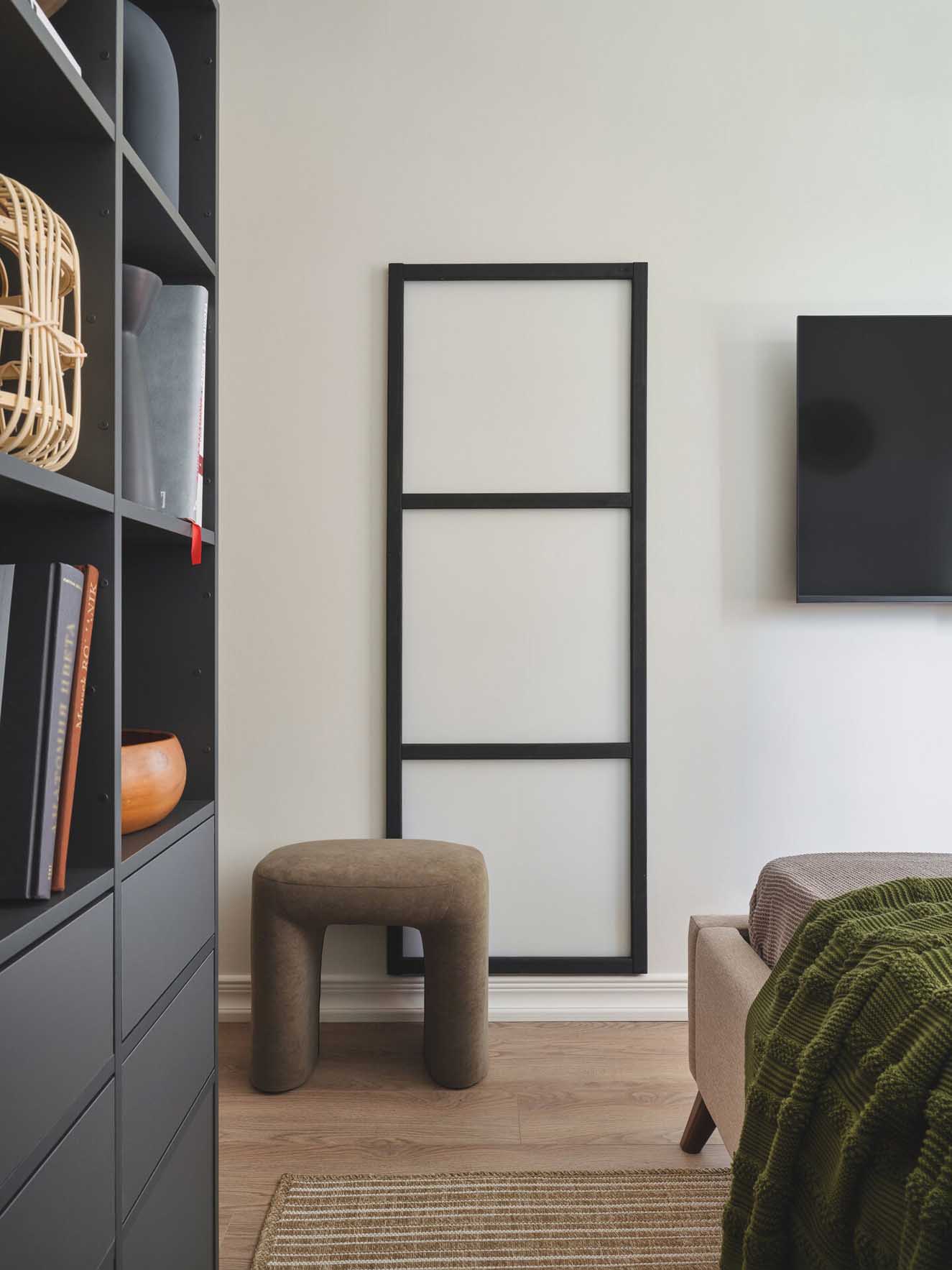 bedroom contemporary decor with TV on the wall bedroom contemporary decor with TV on the wall