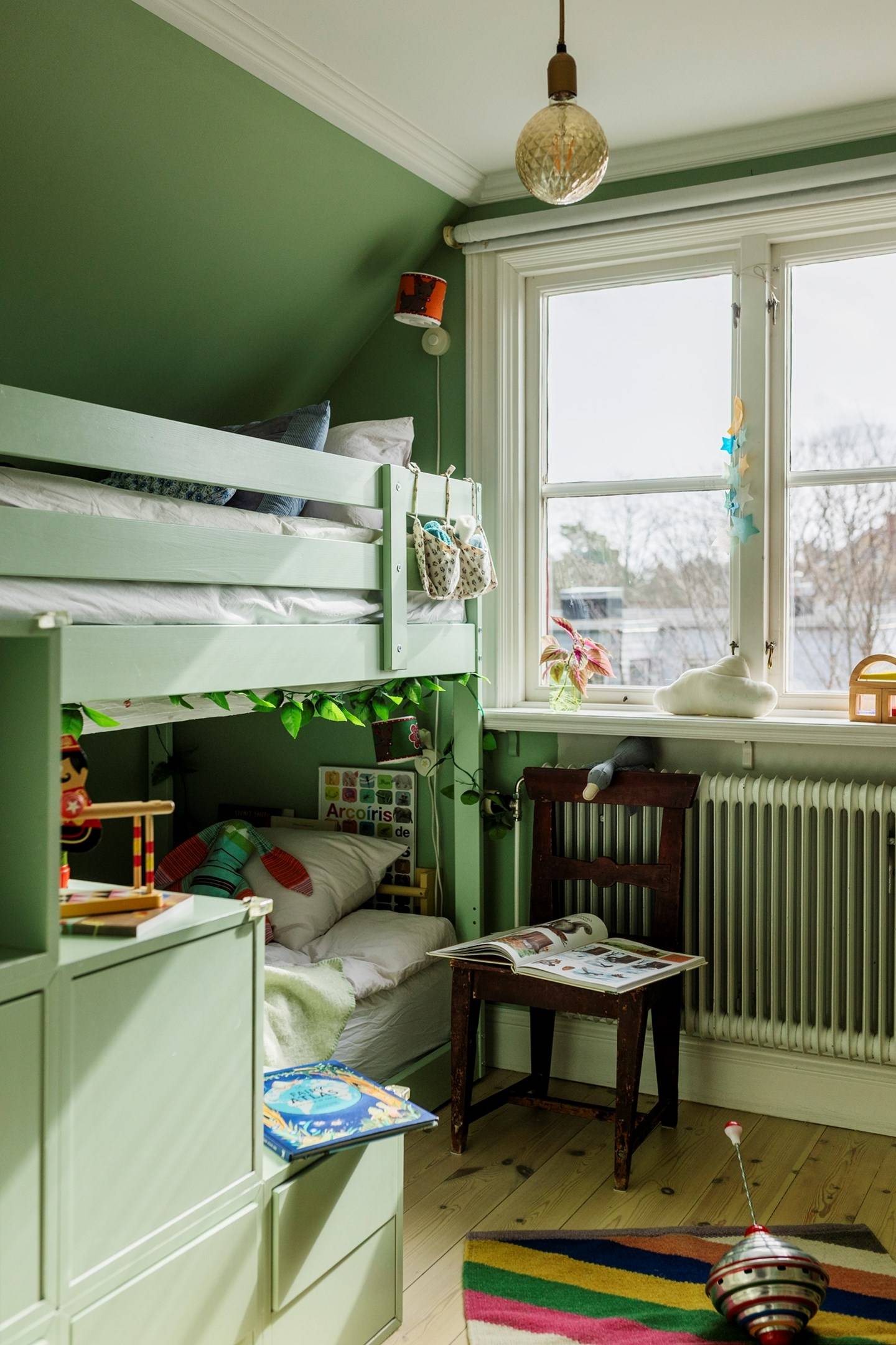 chambre mansardée verte avec lits superposés chambre mansardée verte avec lits superposés