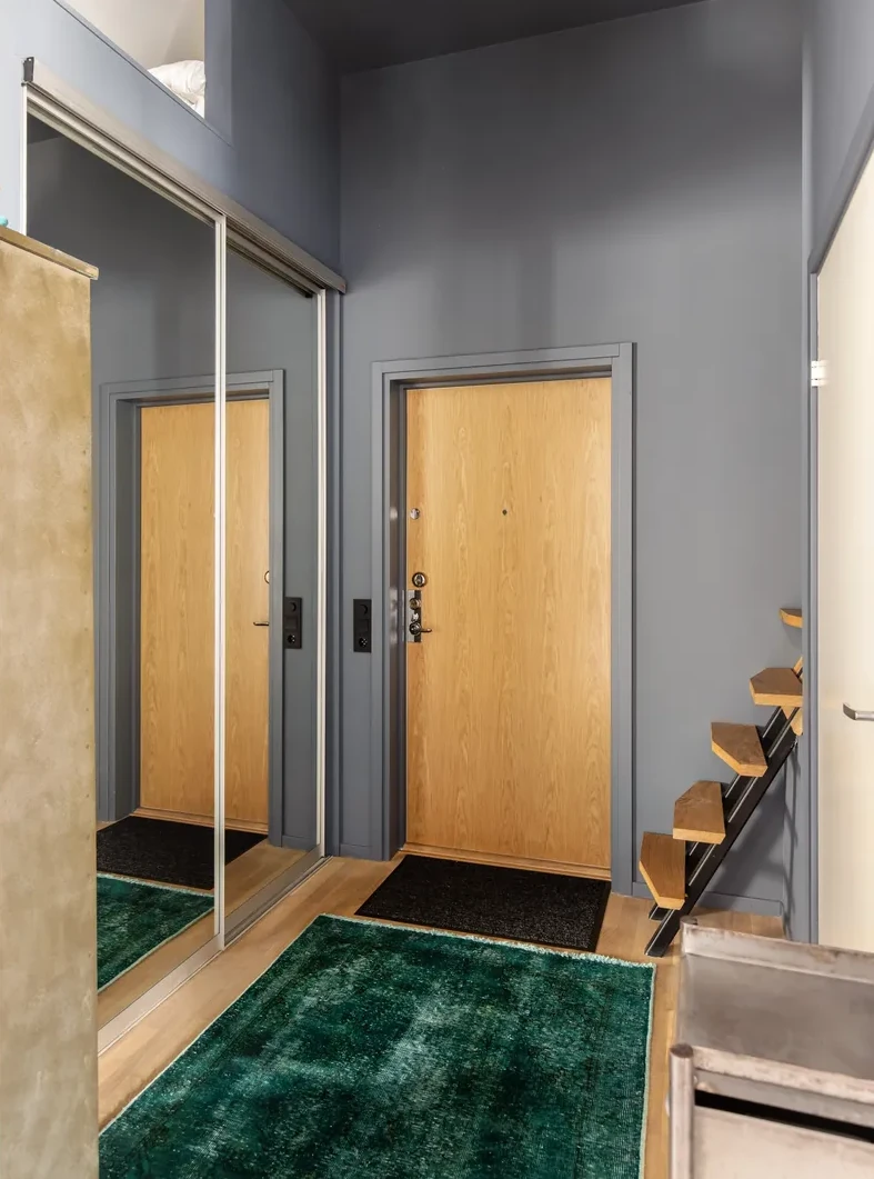 entrée murs gris avec escalier appartement 54m2