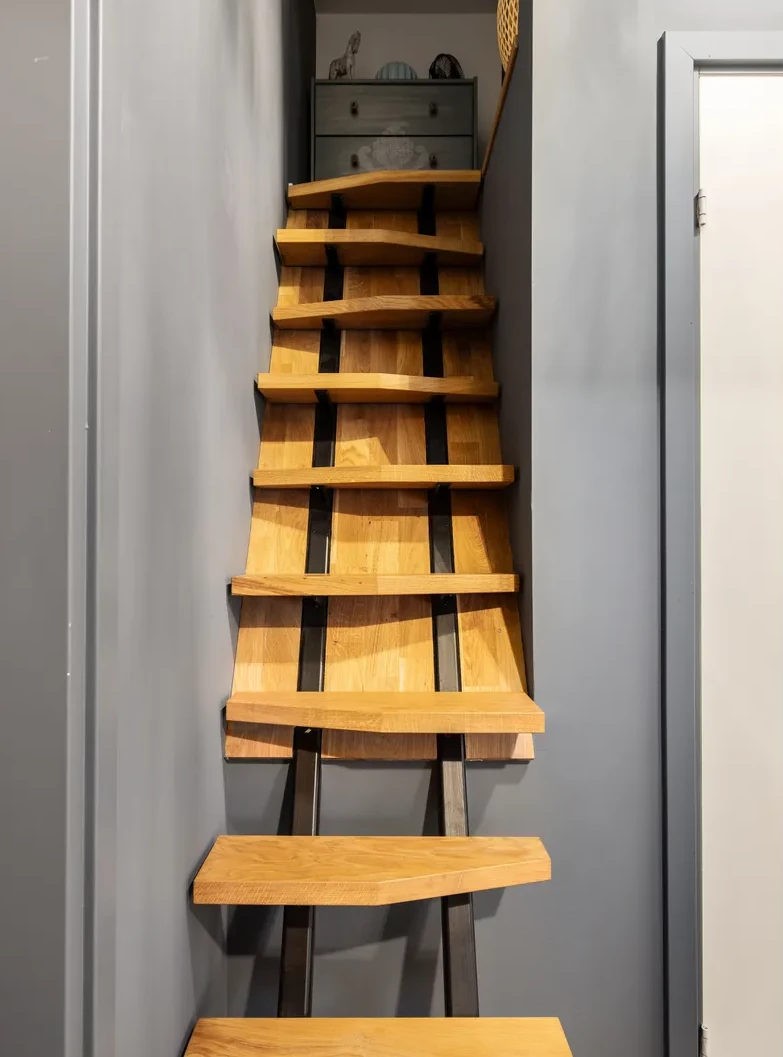 entrée murs gris avec escalier appartement 54m2