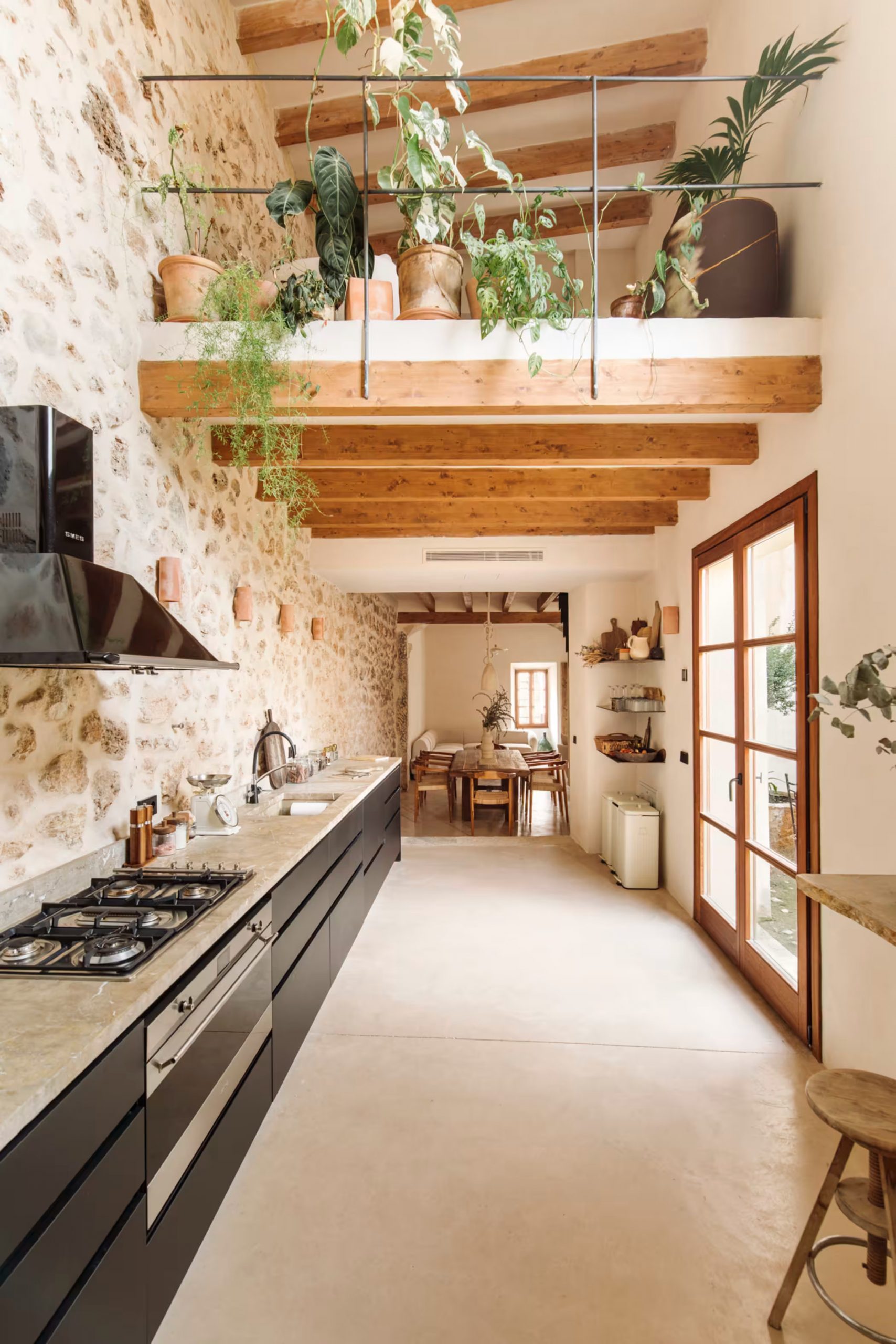 cuisine avec mur de pierres décoration contemporaine maison rénovée Majorque