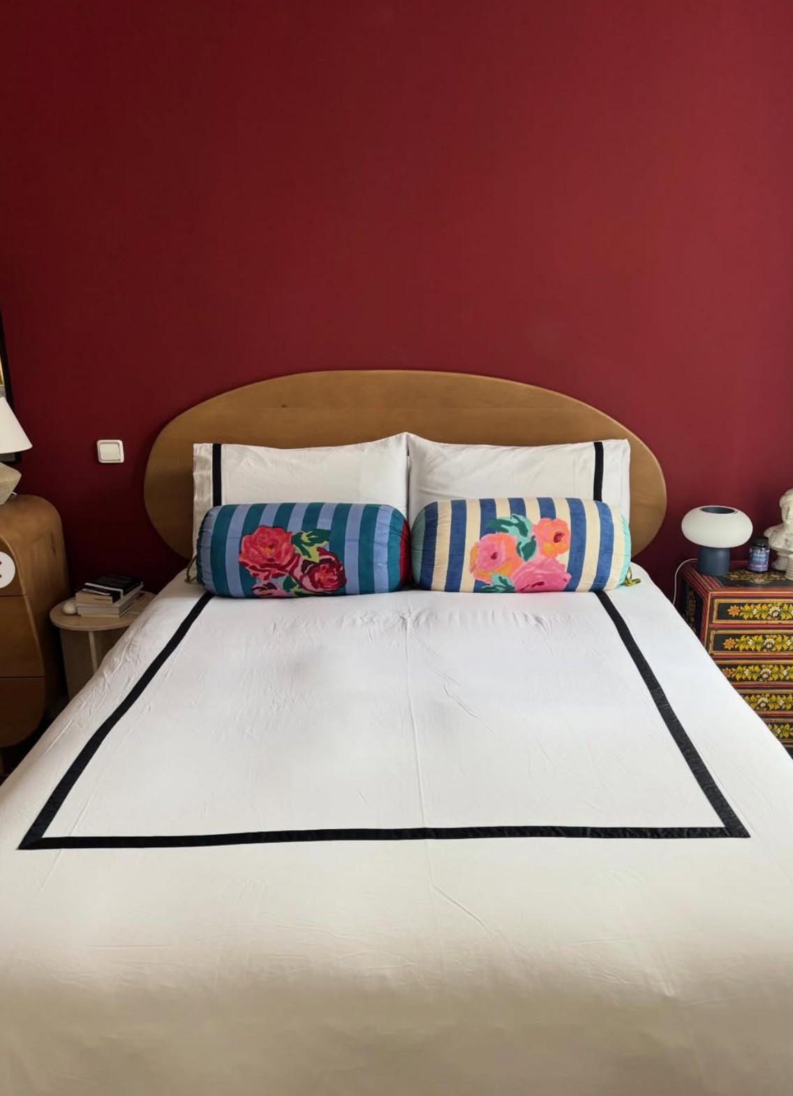 chambre mur d'accent rouge chez la styliste Elena Cuesta mobilier Sklum 