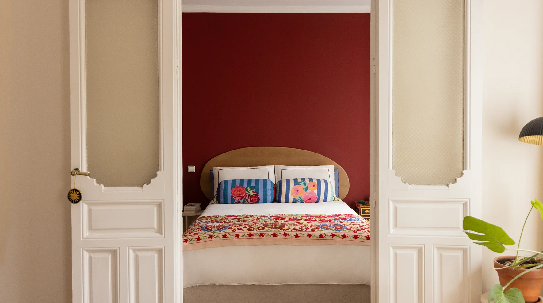 chambre mur d'accent rouge chez la styliste Elena Cuesta mobilier Sklum 