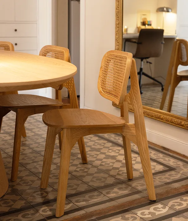 salle à manger maison simple de la styliste Elena Cuesta avec sol en carreaux de ciment anciens et mobilier Sklum décoration classique chic et contemporaine