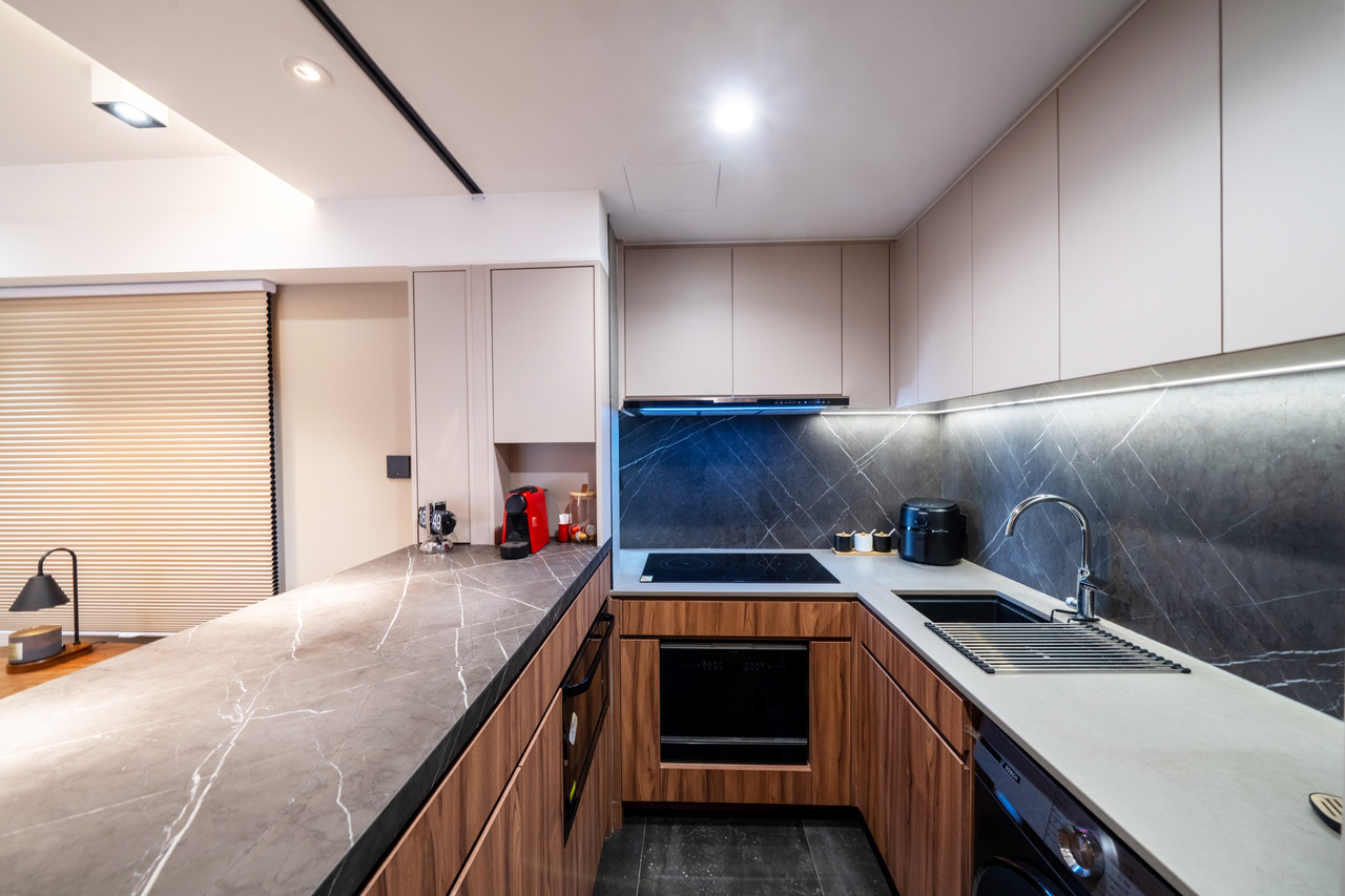cuisine semi ouverte appartement 44m2 décoration contemporaine grise et bois cuisine semi ouverte appartement 44m2 décoration contemporaine grise et bois