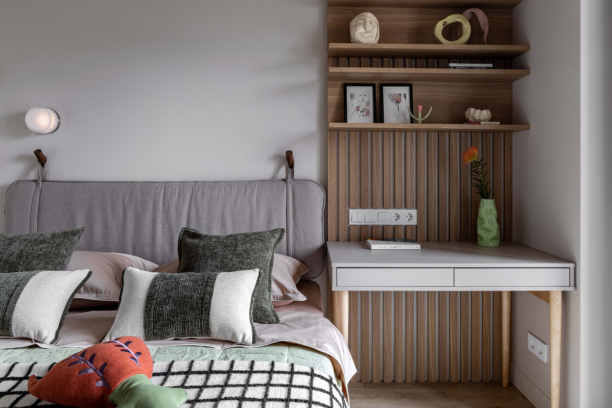 bedroom with desk 
