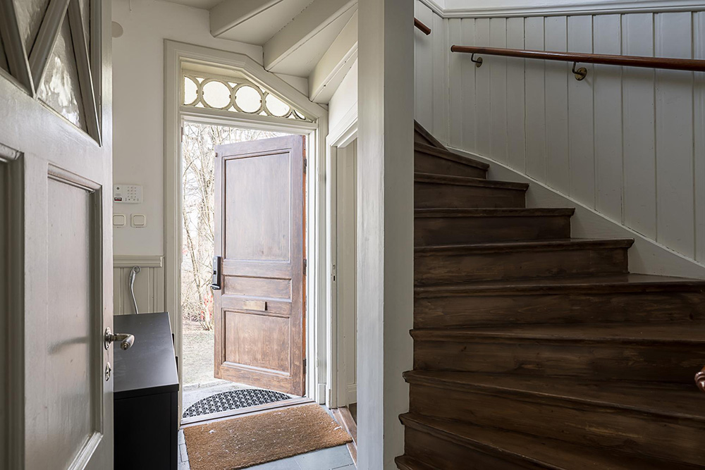 entrée maison ancienne avec escalier bois patiné entrée maison ancienne avec escalier bois patiné