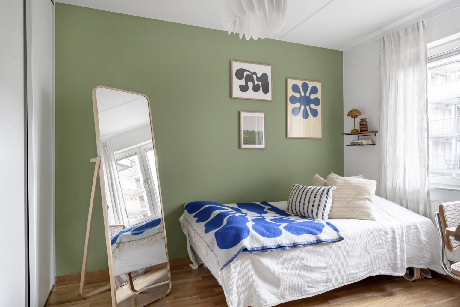 chambre avec mur d chambre avec mur d'accentuation vert décoration scandinave appartement deux-pièces 41m2