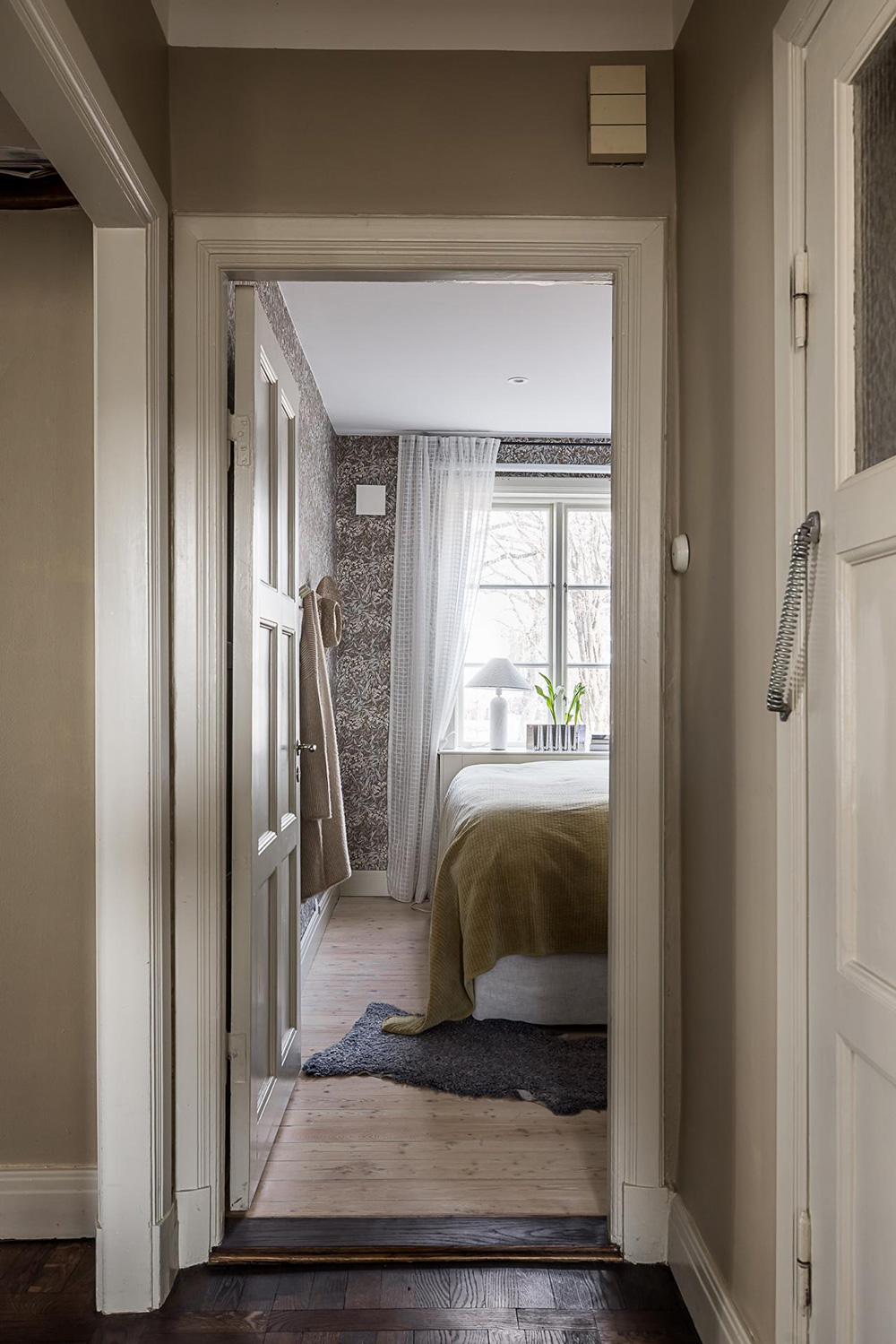 couloir et chambre avec papier-peint végétal tons bruns décoration scandinave maison de ville Göteborg couloir et chambre avec papier-peint végétal tons bruns décoration scandinave maison de ville Göteborg