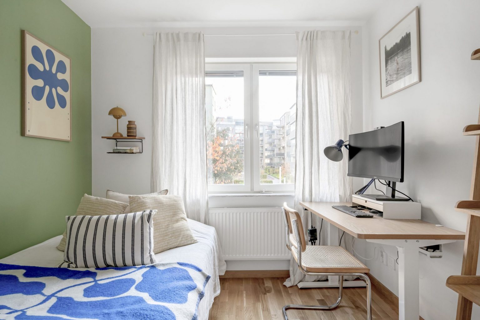 chambre avec bureau et avec mur d chambre avec bureau et avec mur d'accentuation vert décoration scandinave appartement deux-pièces 41m2