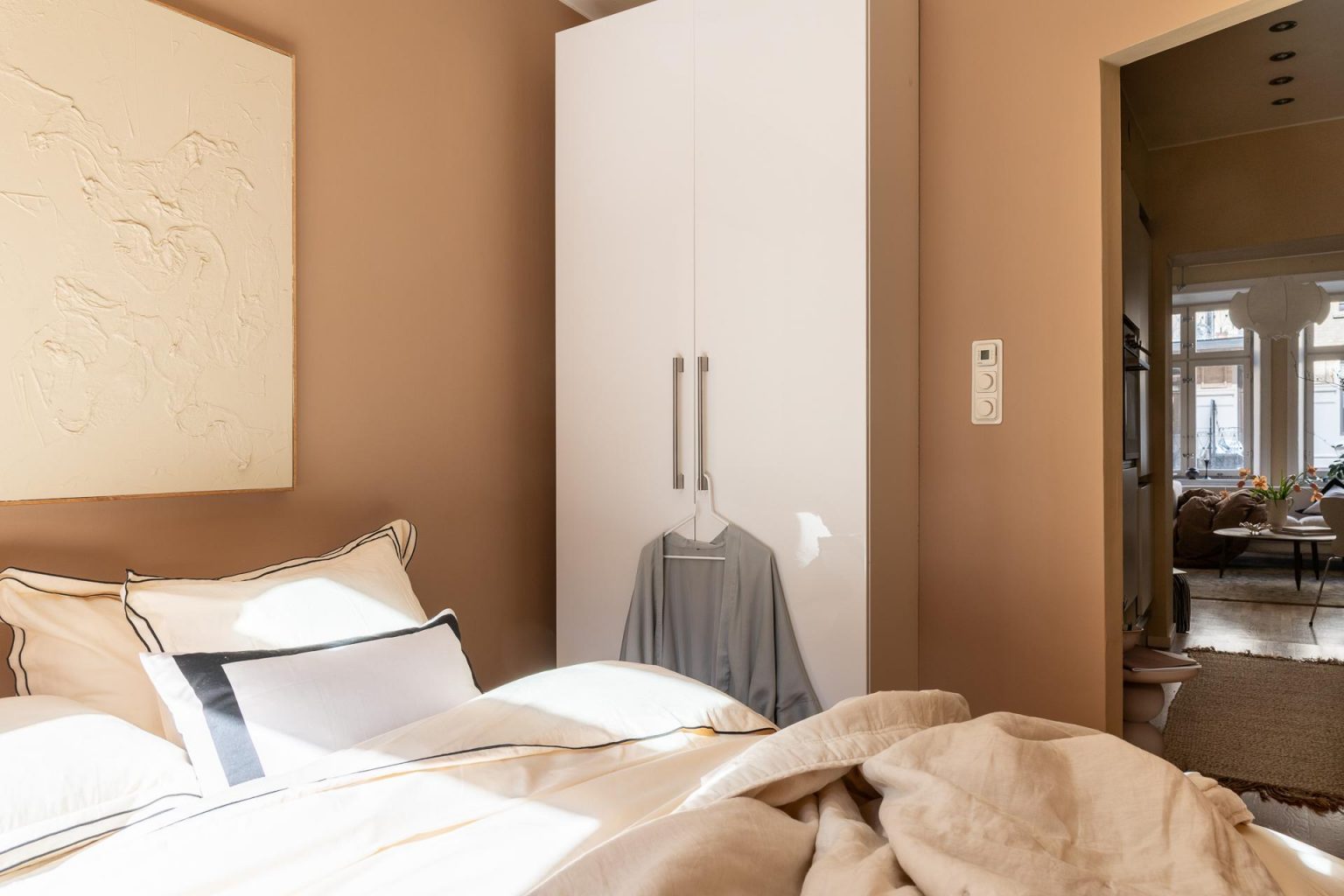 chambre murs café latte décoration scandinave deux-pièces 39m2 chambre murs café latte décoration scandinave deux-pièces 39m2