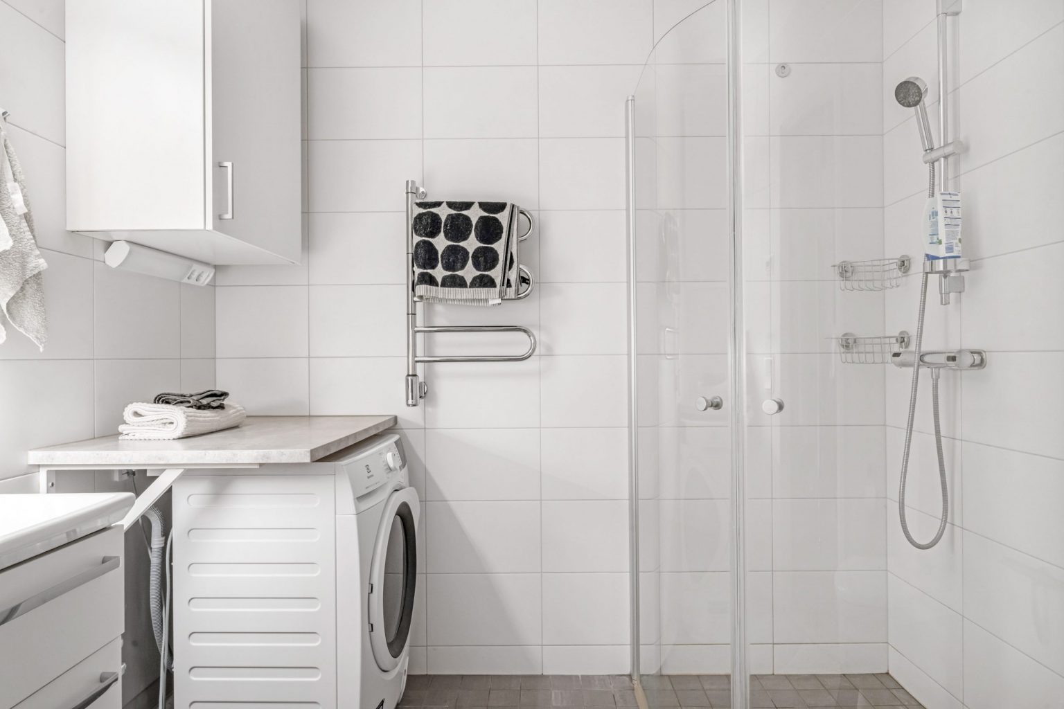 salle de bain intégralement blanche salle de bain intégralement blanche