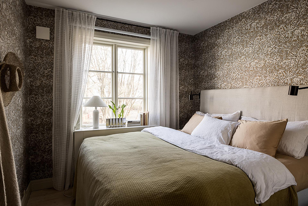 chambre avec papier-peint végétal tons bruns décoration scandinave maison de ville Göteborg chambre avec papier-peint végétal tons bruns décoration scandinave maison de ville Göteborg