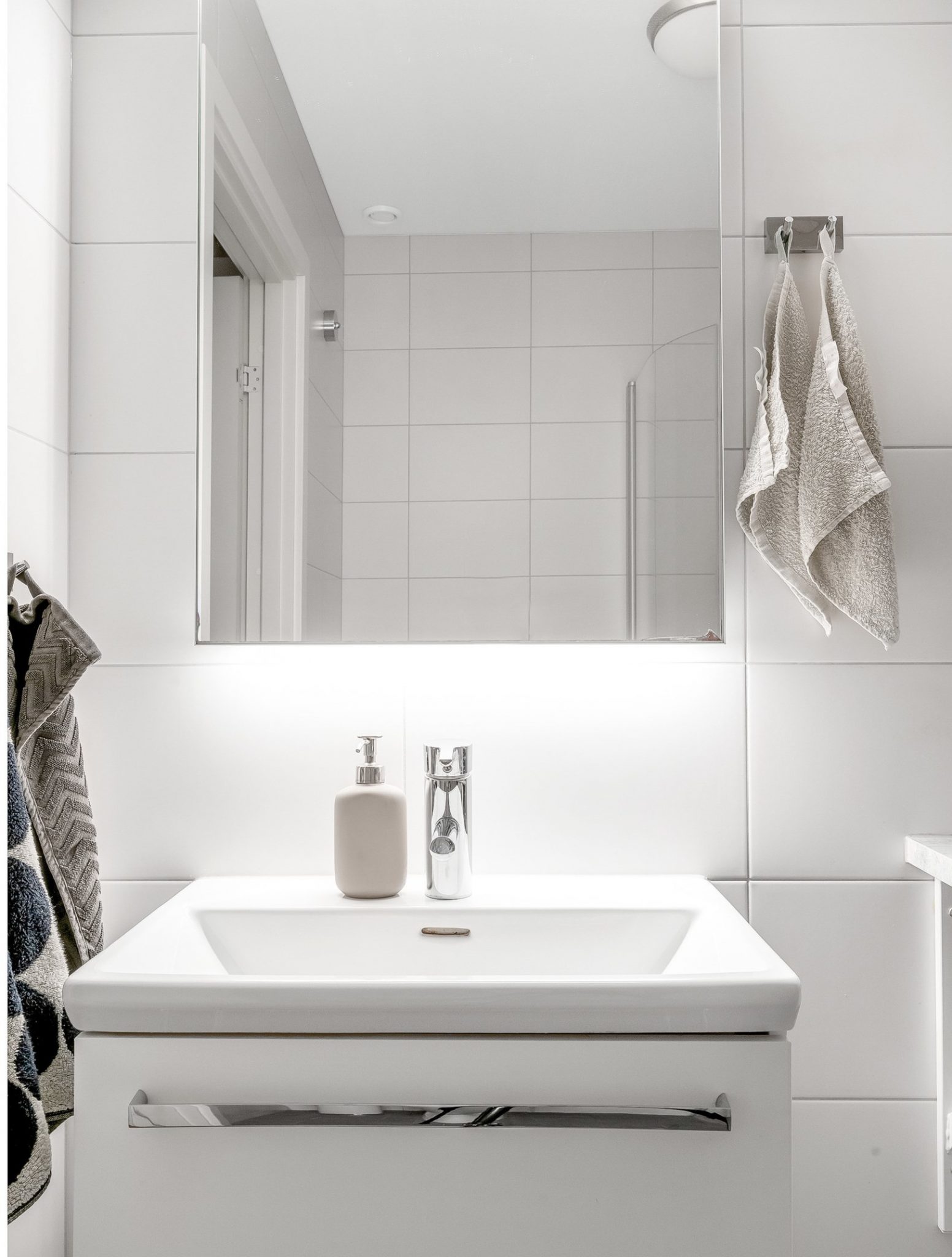 salle de bain intégralement blanche salle de bain intégralement blanche