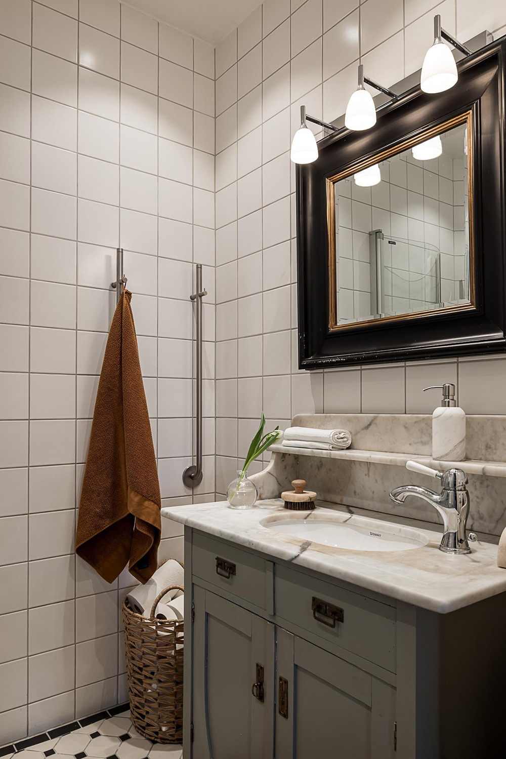 salle de bain campagne chic sol cabochons beige et noir décoration scandinave maison de ville Göteborg salle de bain campagne chic sol cabochons beige et noir décoration scandinave maison de ville Göteborg