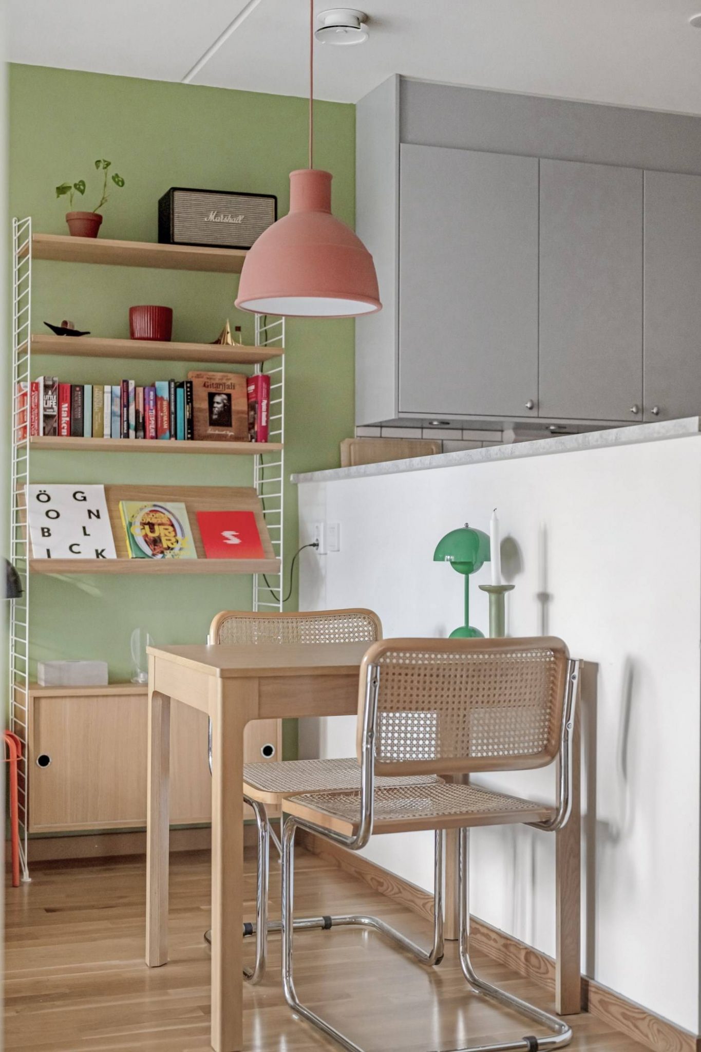 salle à manger et cuisine semi ouverte avec mur d salle à manger et cuisine semi ouverte avec mur d'accentuation vert décoration scandinave appartement deux-pièces 41m2