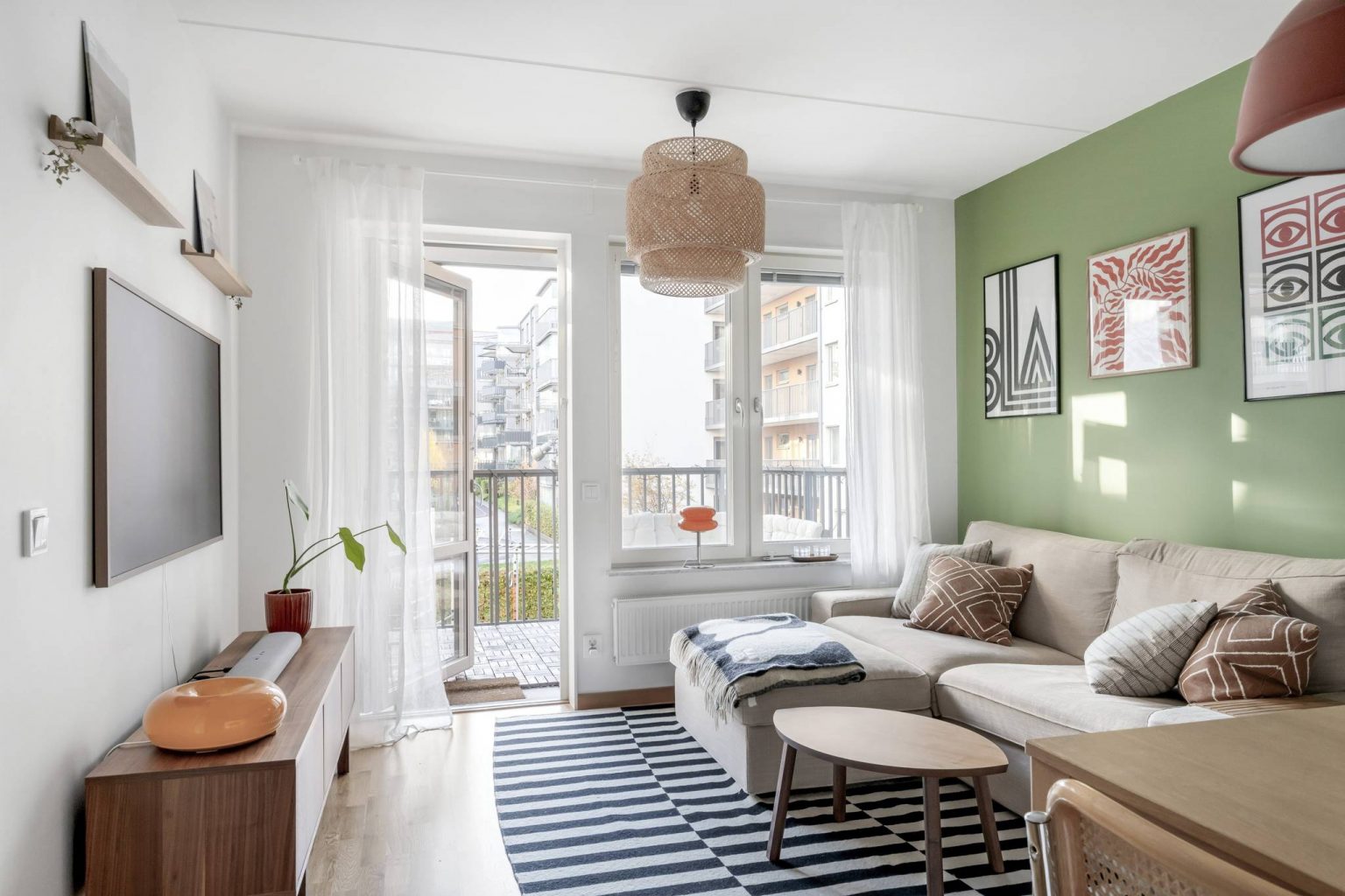 salon avec mur d salon avec mur d'accentuation vert décoration scandinave appartement deux-pièces 41m2