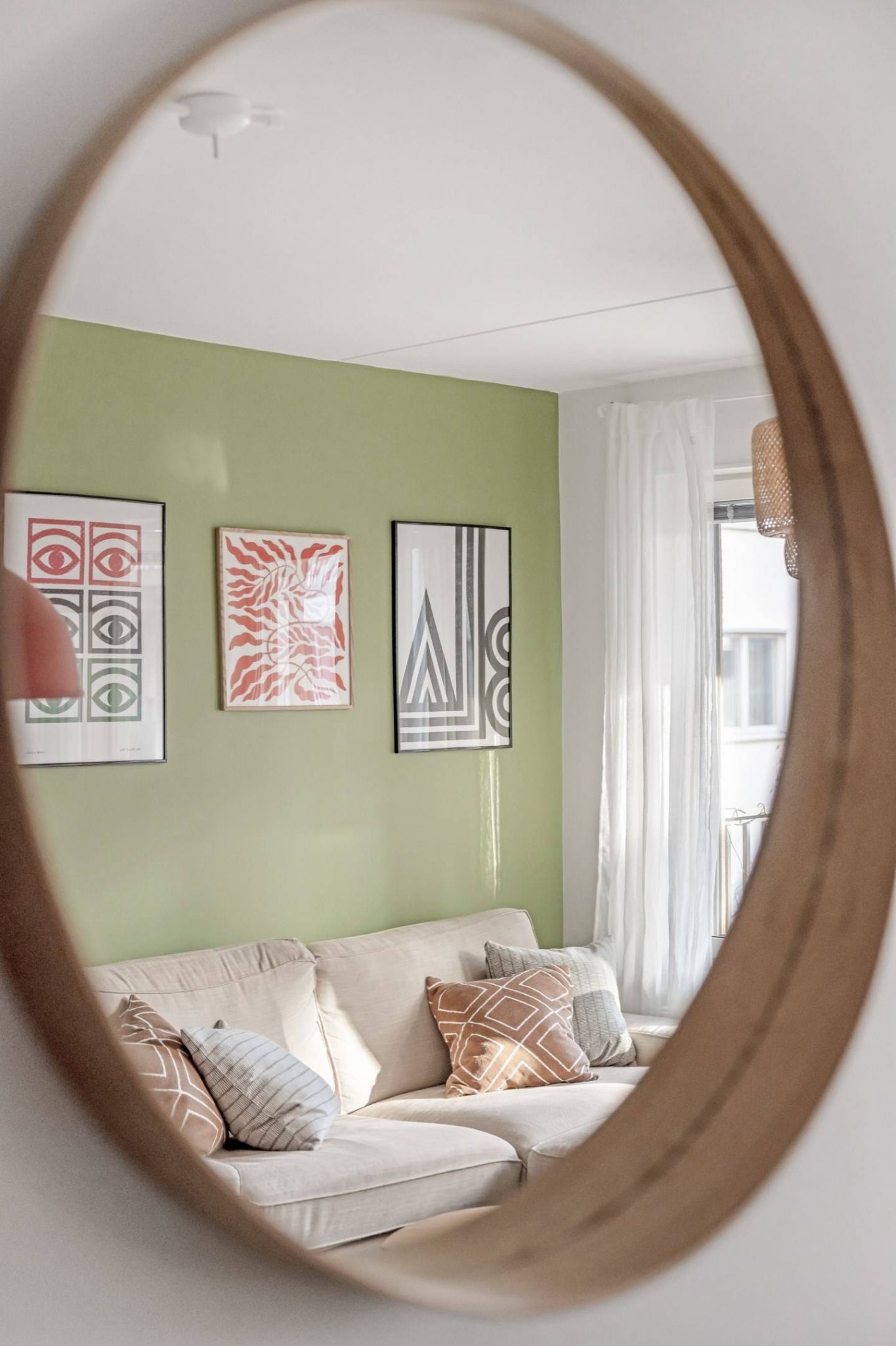 salon avec mur d salon avec mur d'accentuation vert décoration scandinave appartement deux-pièces 41m2