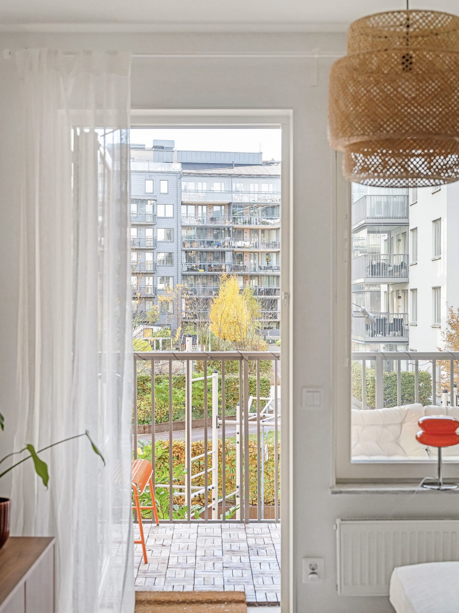 salon avec balcon sur cour décoration scandinave appartement deux-pièces 41m2 salon avec balcon sur cour décoration scandinave appartement deux-pièces 41m2