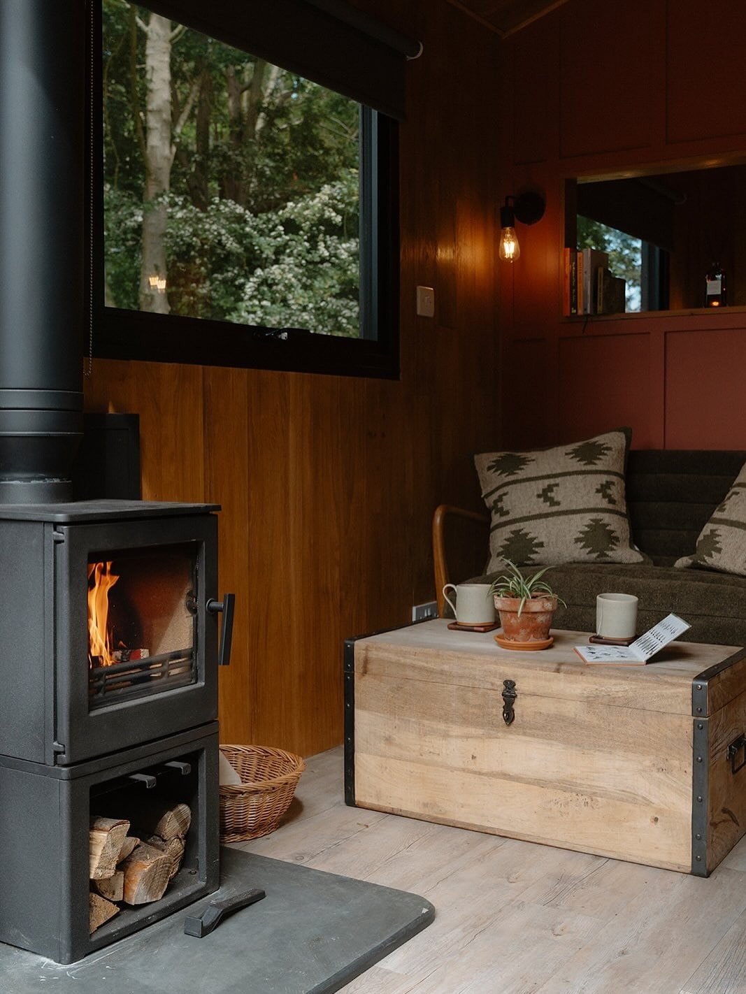 salon avec poêle mini-maison scandinave dans la campagne anglaise Little Wren
