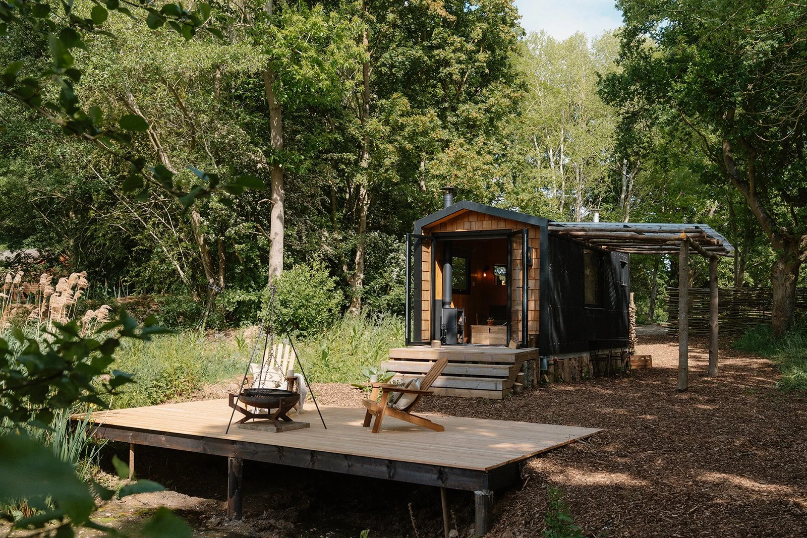 Une mini-maison scandinave au bord d’un lac dans la campagne anglaise