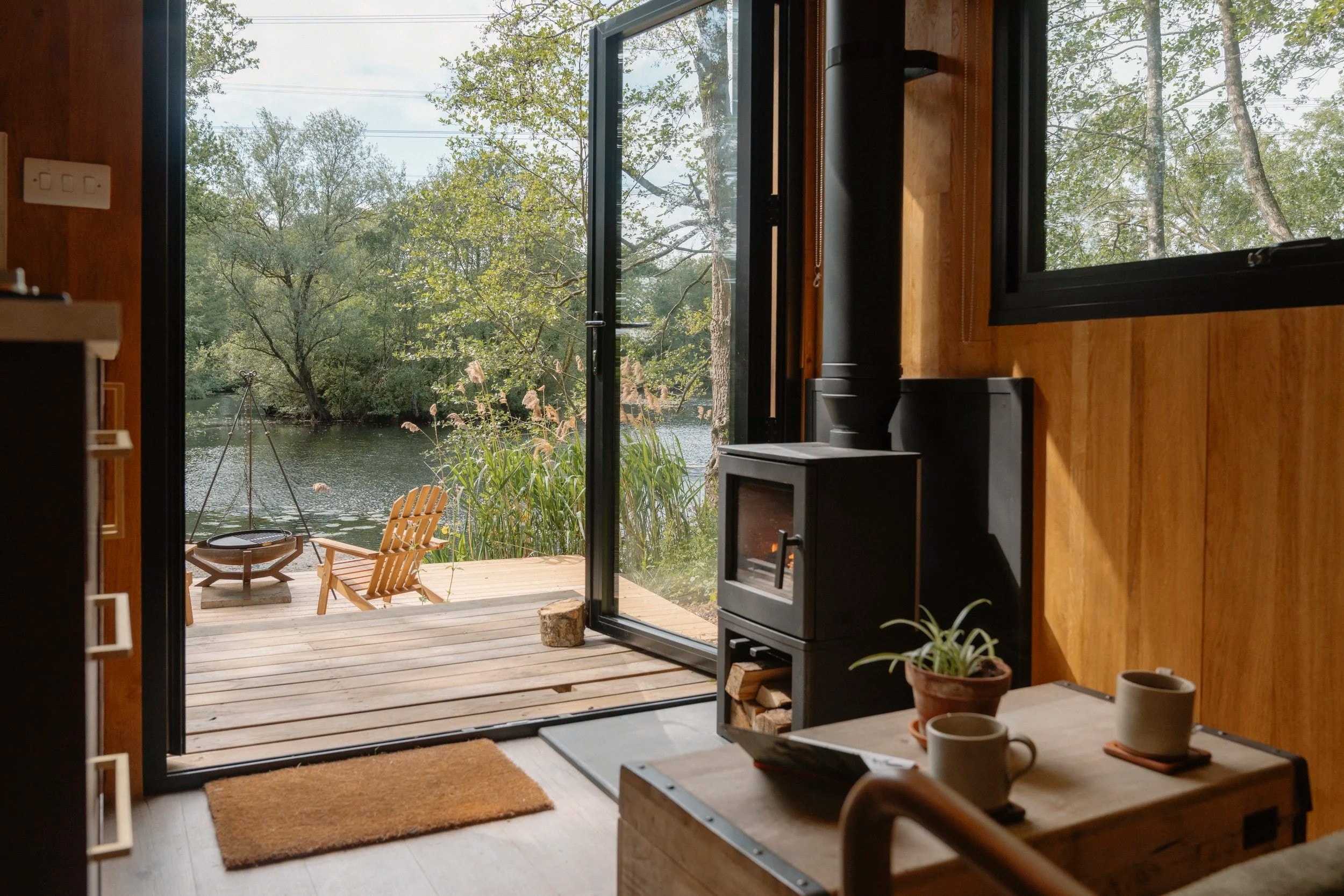 salon vue sur lac mini-maison scandinave dans la campagne anglaise Little Wren