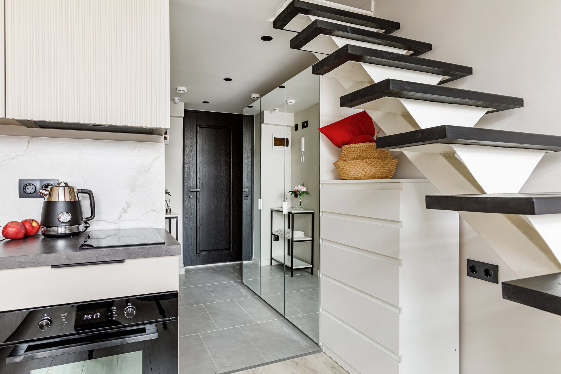 salon avec escalier pour mezzanine et cuisine ouverte studio 20m2 décoration design