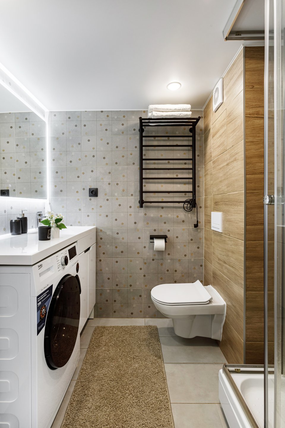 salle de bain studio 20m2 décoration design blanche, grise et bois