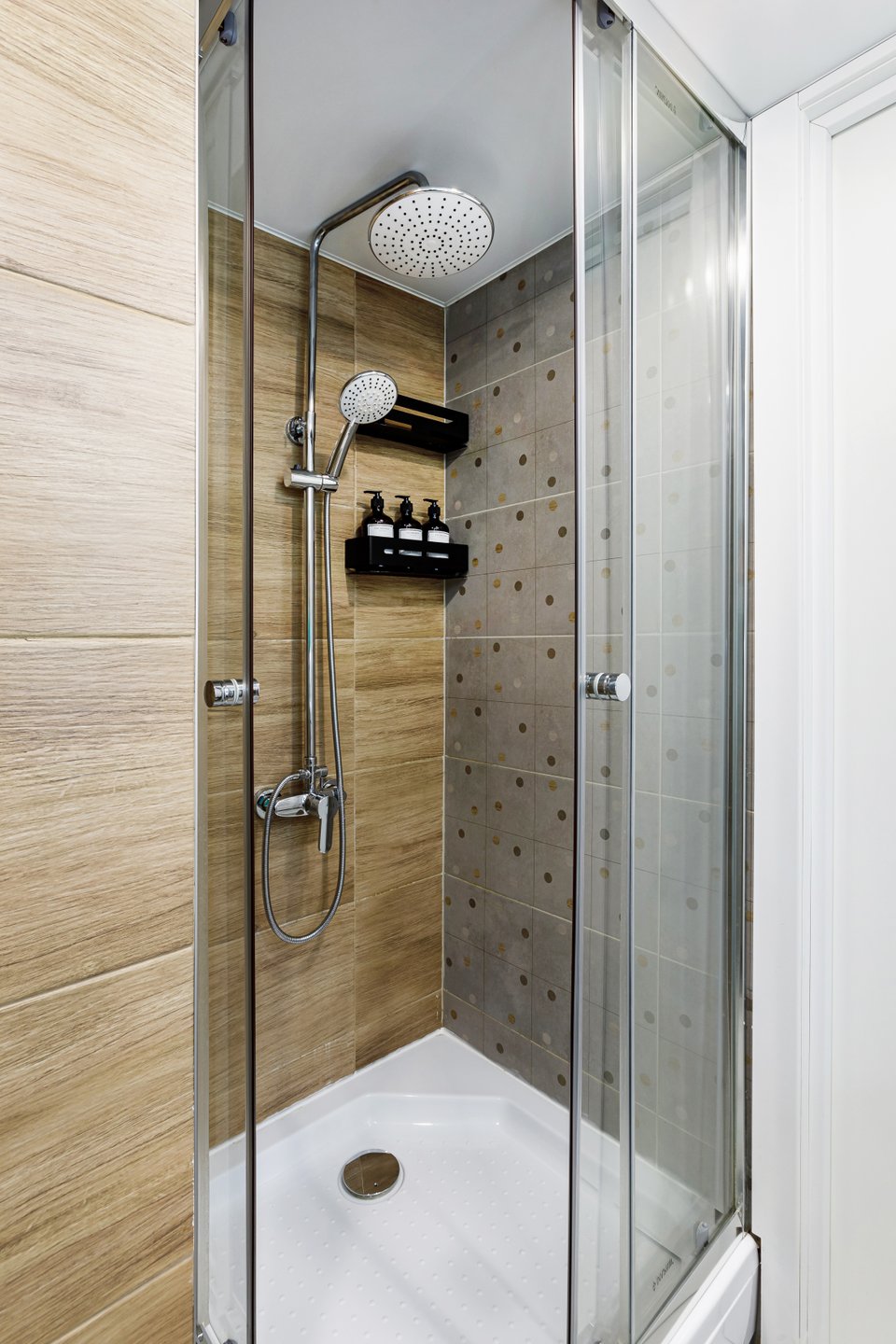 salle de bain studio 20m2 décoration design blanche, grise et bois