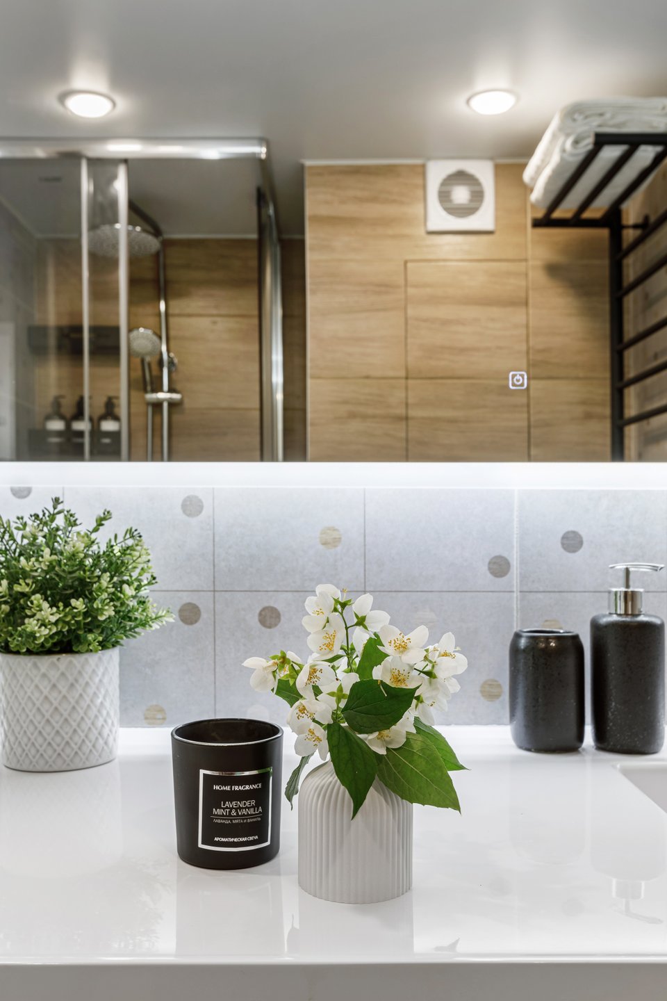 salle de bain studio 20m2 décoration design blanche, grise et bois