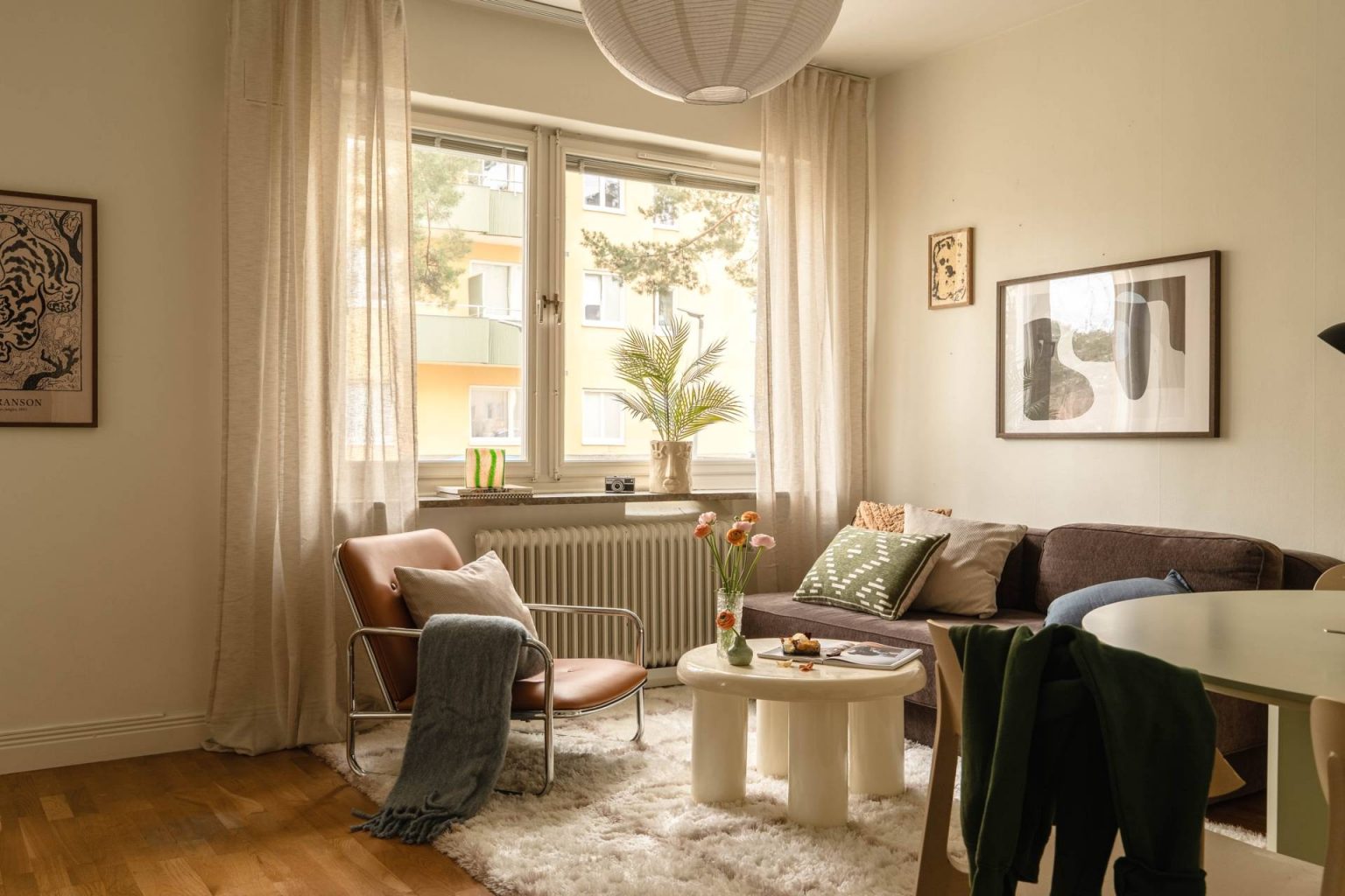 salon murs beiges décoration scandinave deux-pièces 35m2