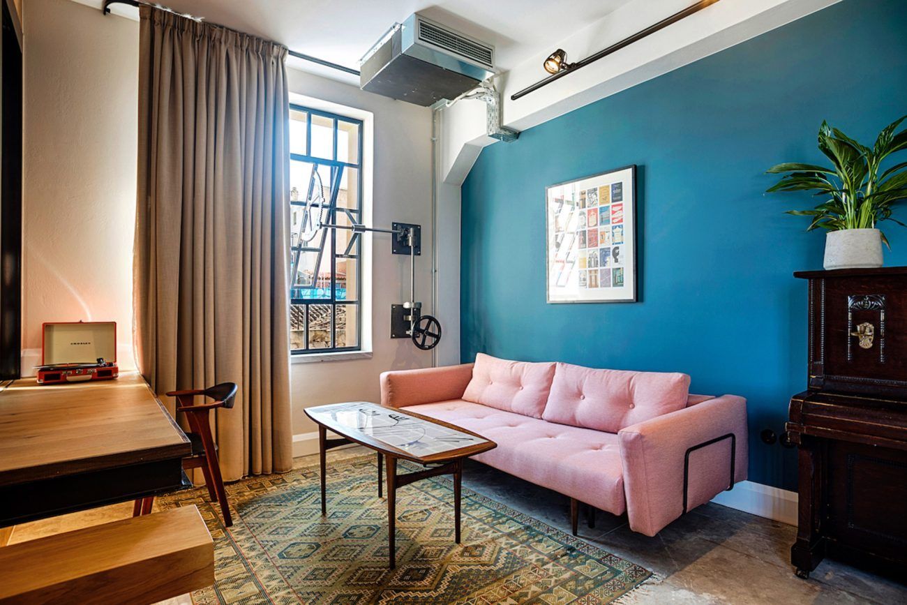 salon mur bleu canapé rose décoration contemporaine