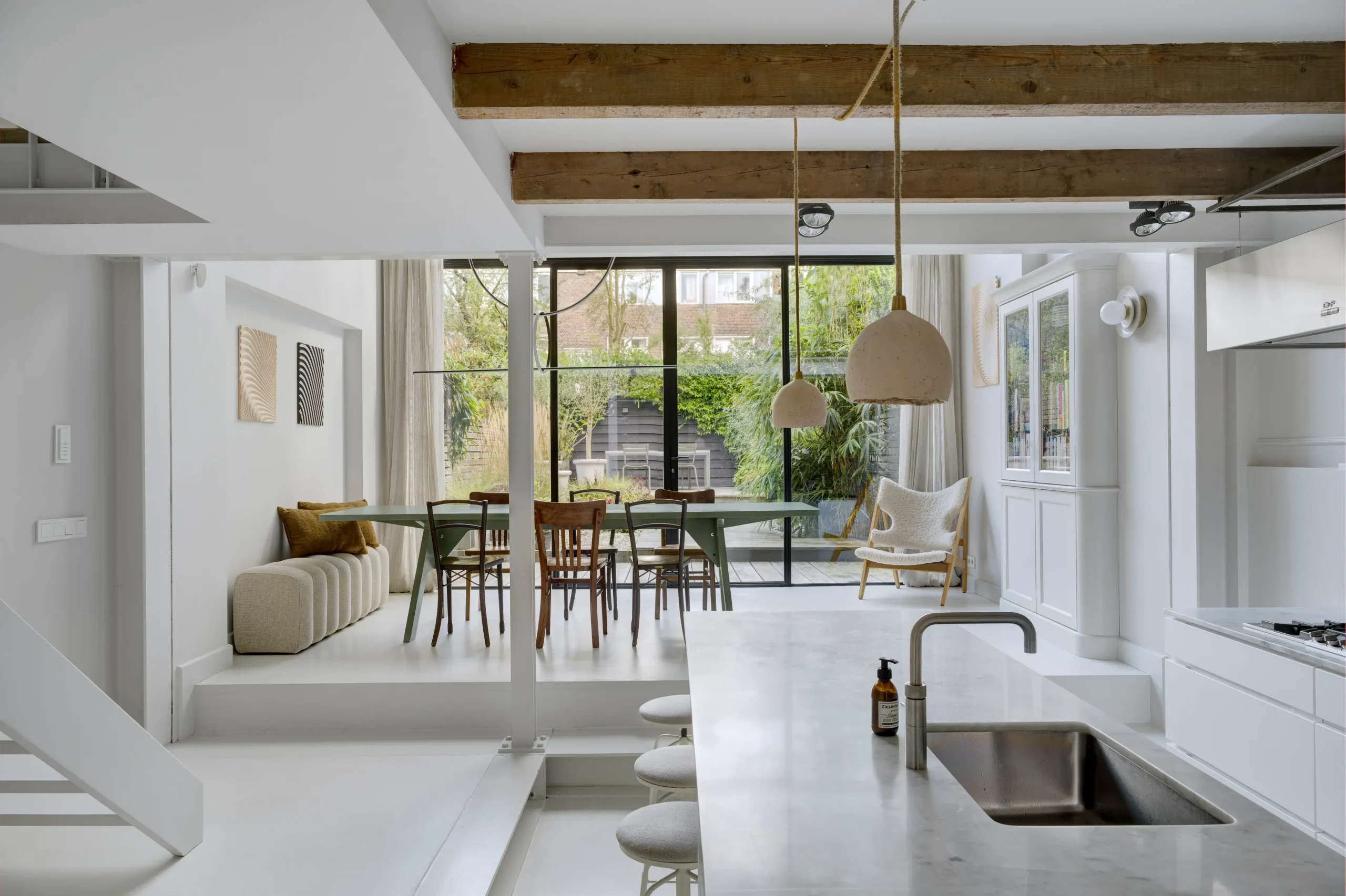 cuisine design avec poutres et salle à manger sur jardin décoration contemporaine maison de 1906 Amsterdam