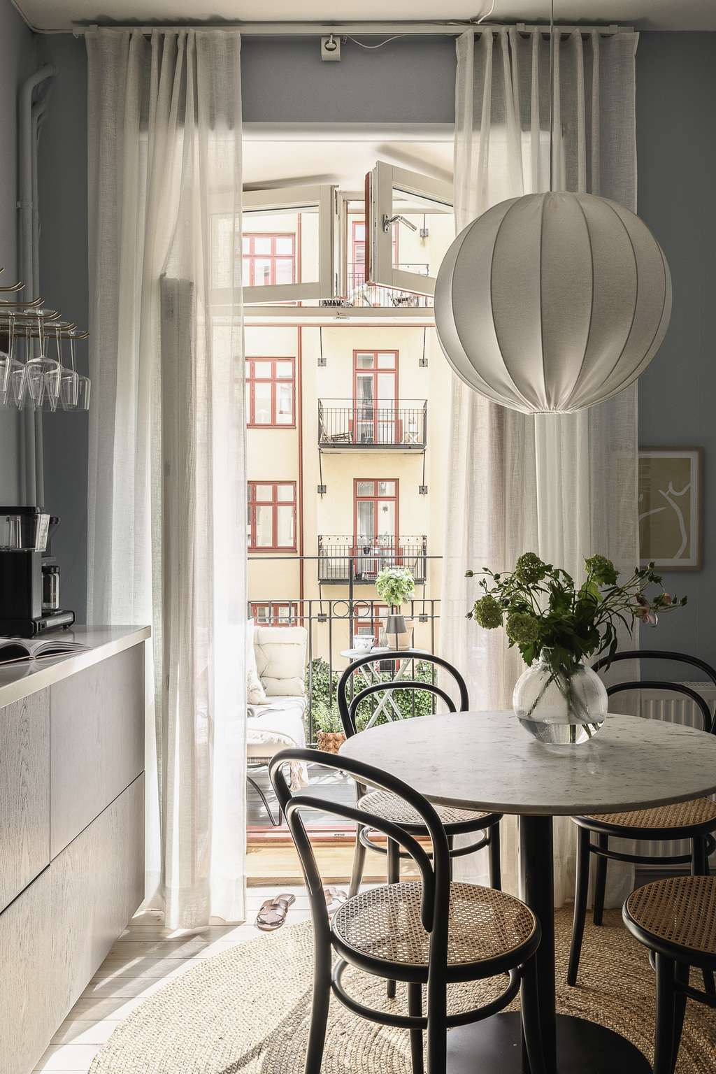 cuisine noyer avec espace repas murs bleus décoration scandinave studio Art Nouveau de 37m2 cuisine noyer avec espace repas murs bleus décoration scandinave studio Art Nouveau de 37m2