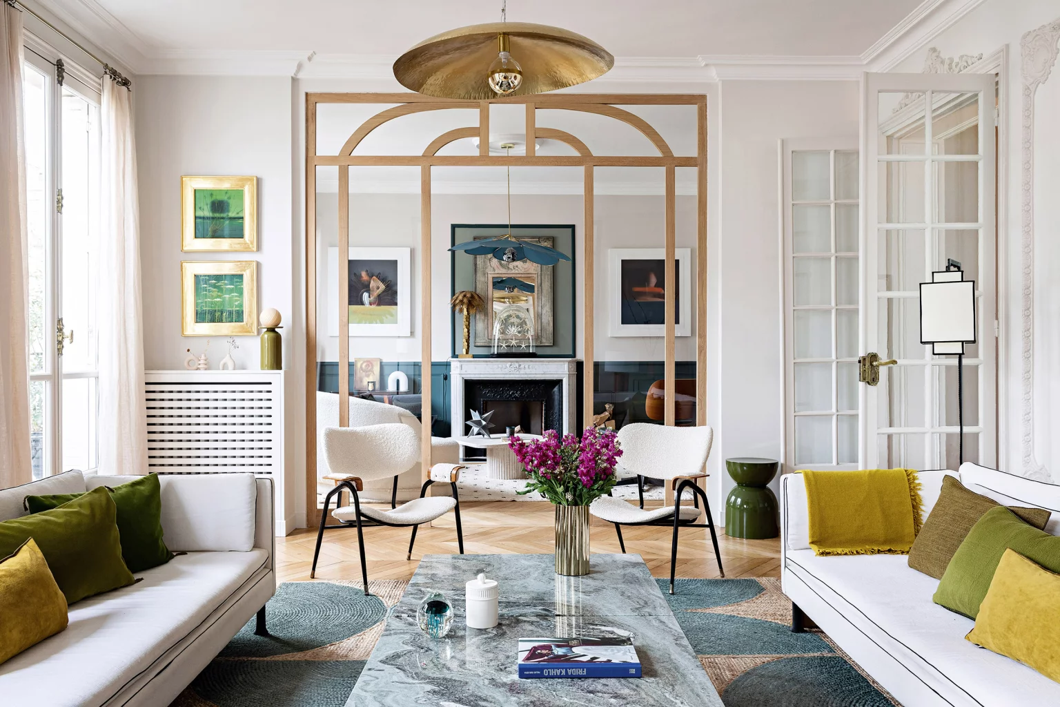 salon avec verrière bois et cheminée classique décoration contemporaine appartement Paris