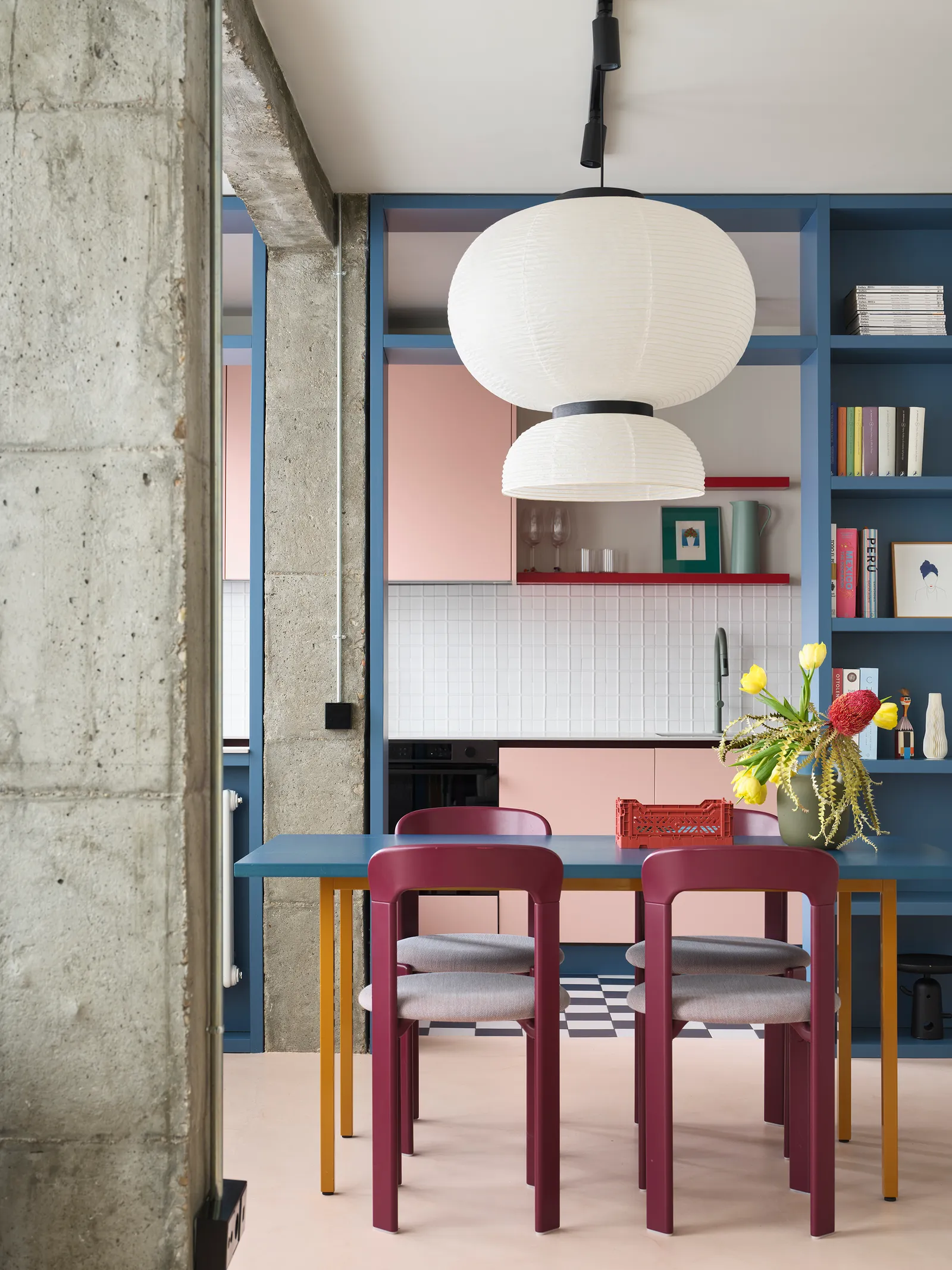 salle à manger appartement Madrid décoration contemporaine cuisine rose