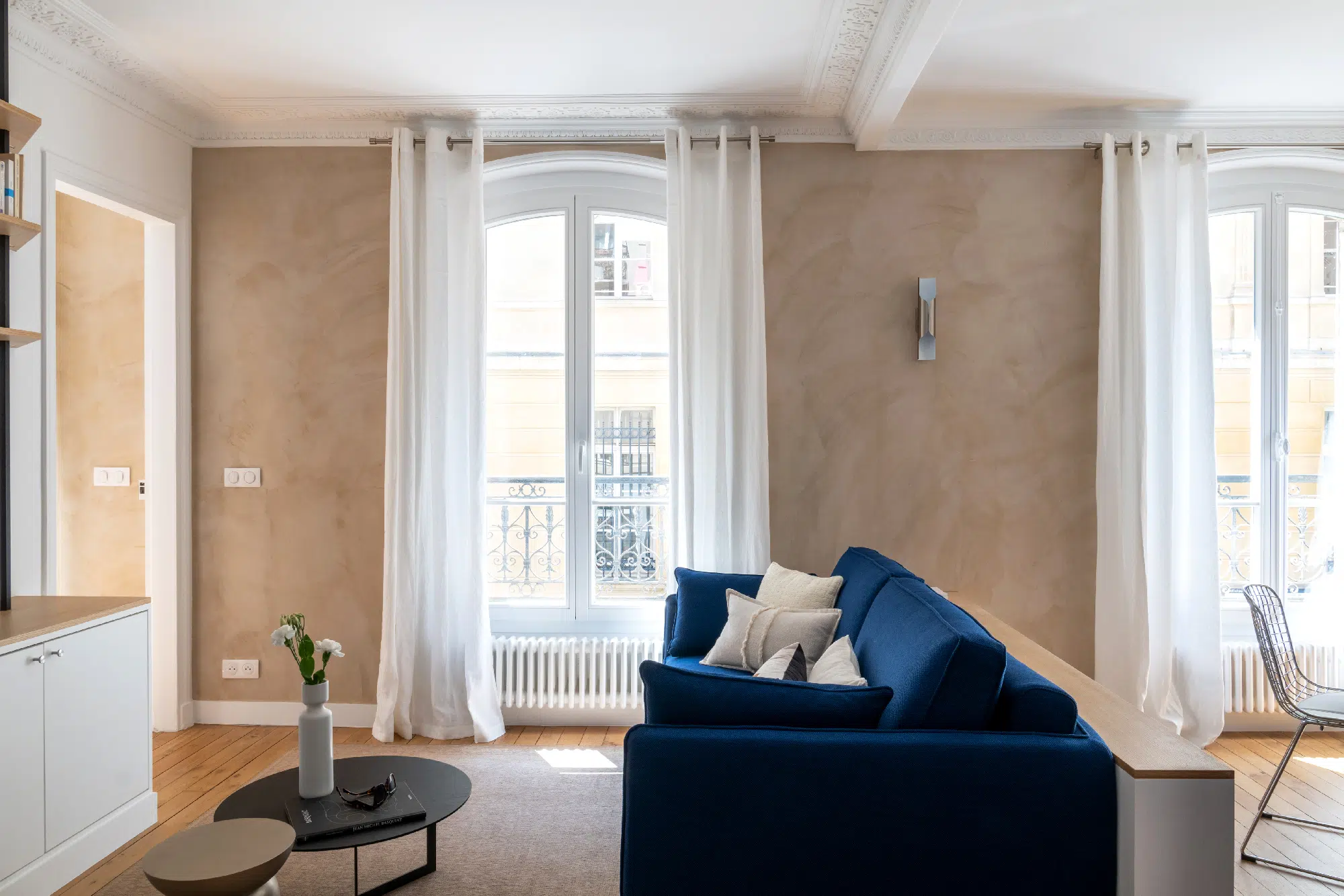 salon avec moulures appartement haussmannien de 46m2 rénové en bleu Klein Photo : ©Agathe Tissier