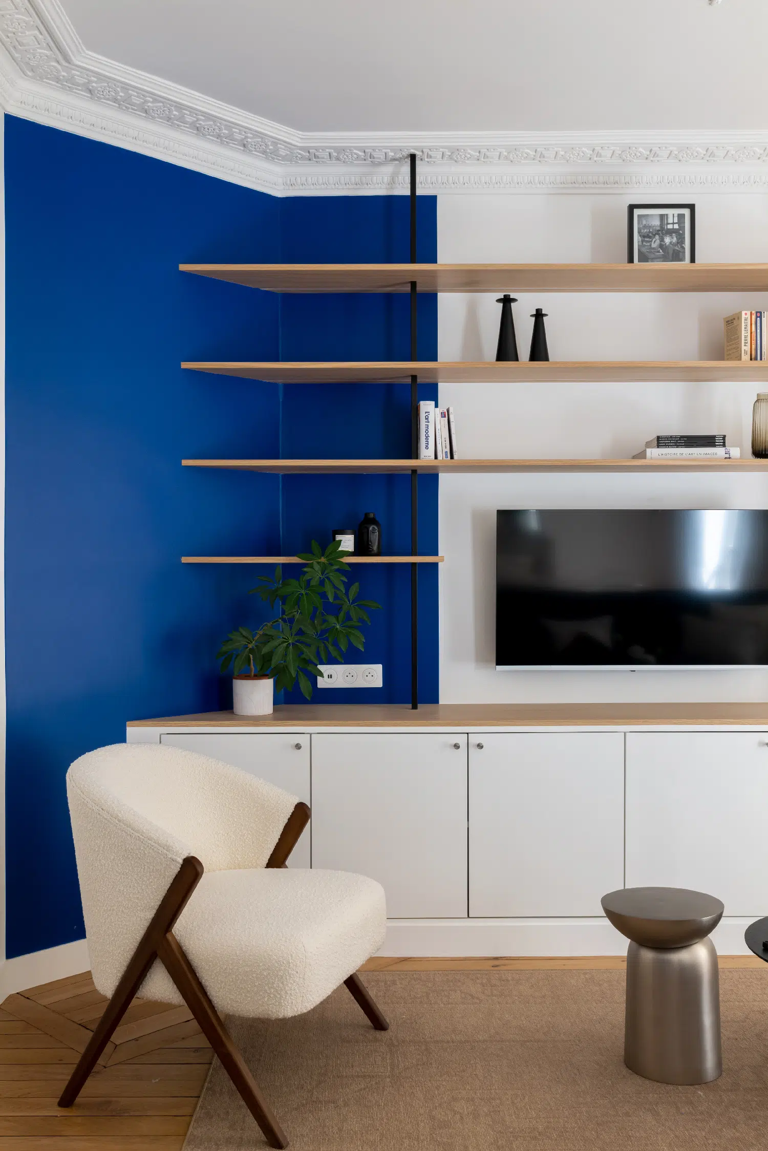 salon avec moulures appartement haussmannien de 46m2 rénové en bleu Klein Photo : ©Agathe Tissier