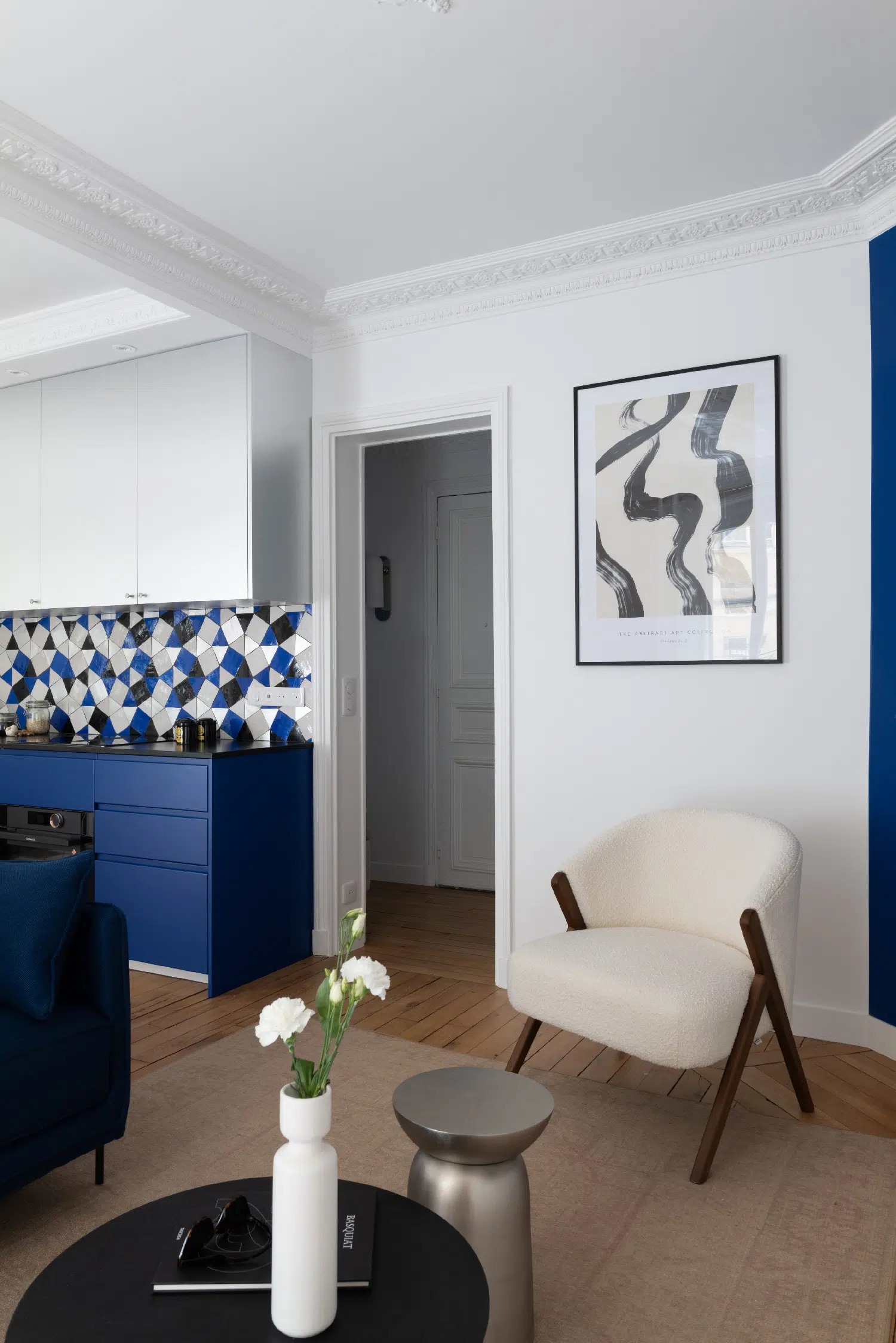 salon avec moulures et cuisine appartement haussmannien de 46m2 rénové en bleu Klein Photo : ©Agathe Tissier